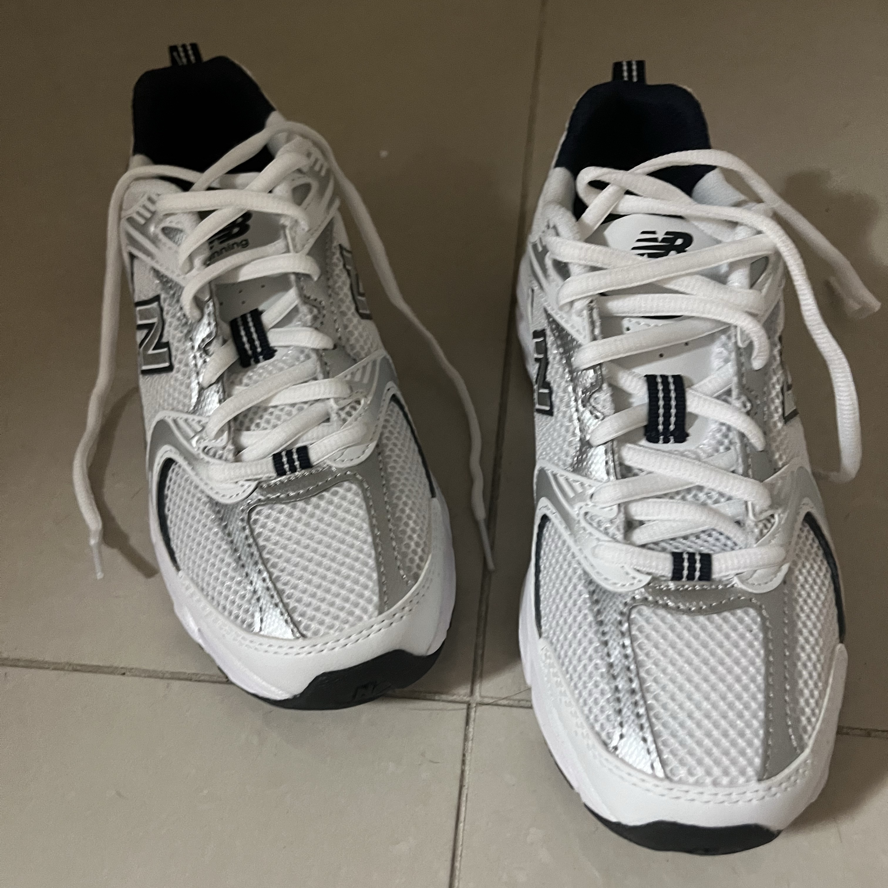 New Balance 530 White 착용 스타일