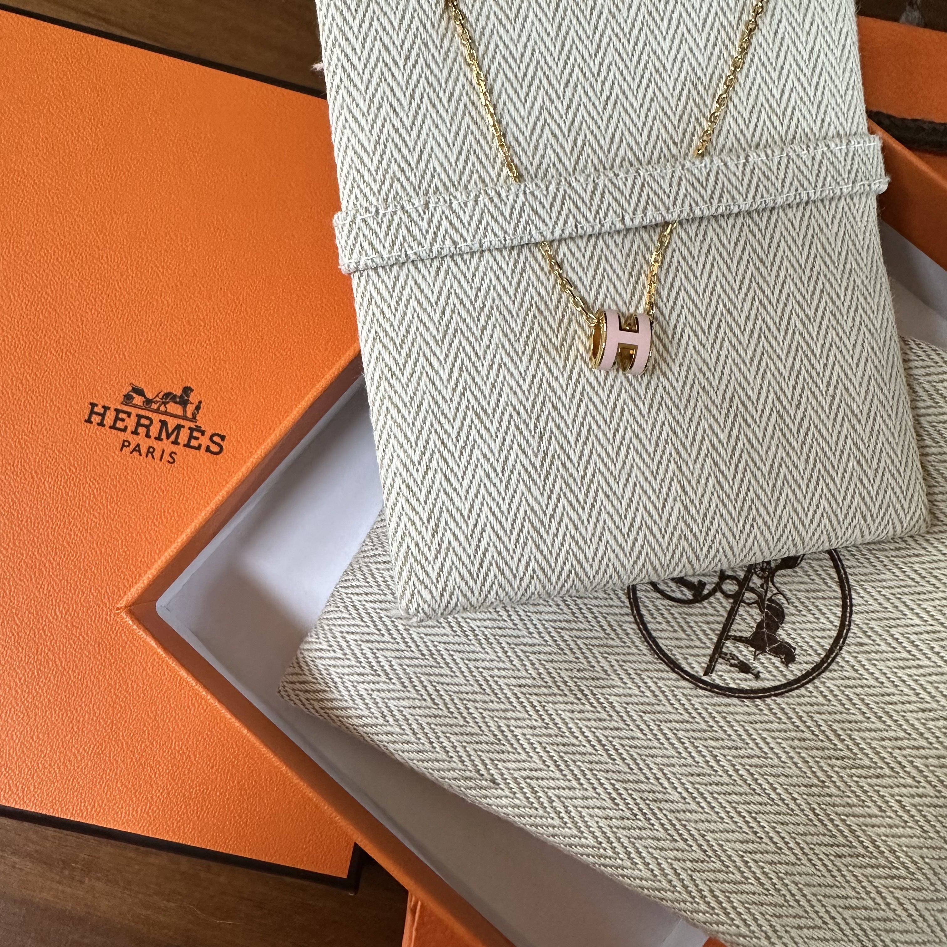 (W) Hermes Mini Pop H Pendant Gold & Rose Dragee 착용 스타일