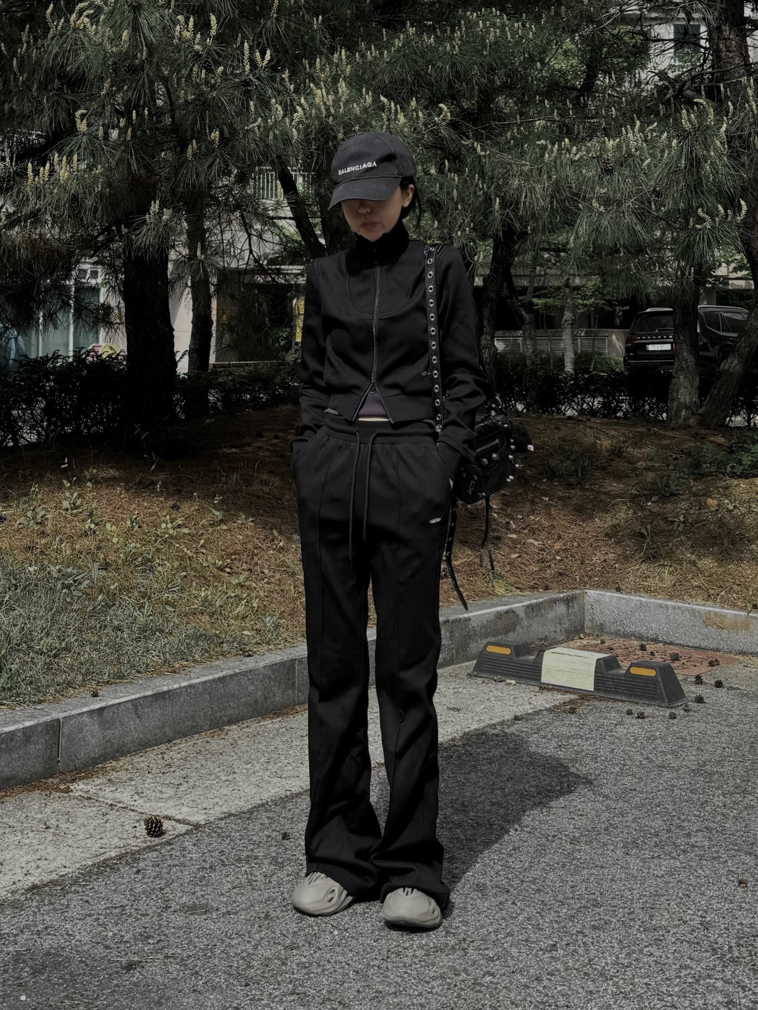 Adidas Yeezy Foam RNNR Stone Sage, Balenciaga Arena Lambskin Aged Silver Hardware Le Cagole XS Flap Bag Black 착용 스타일 - 1