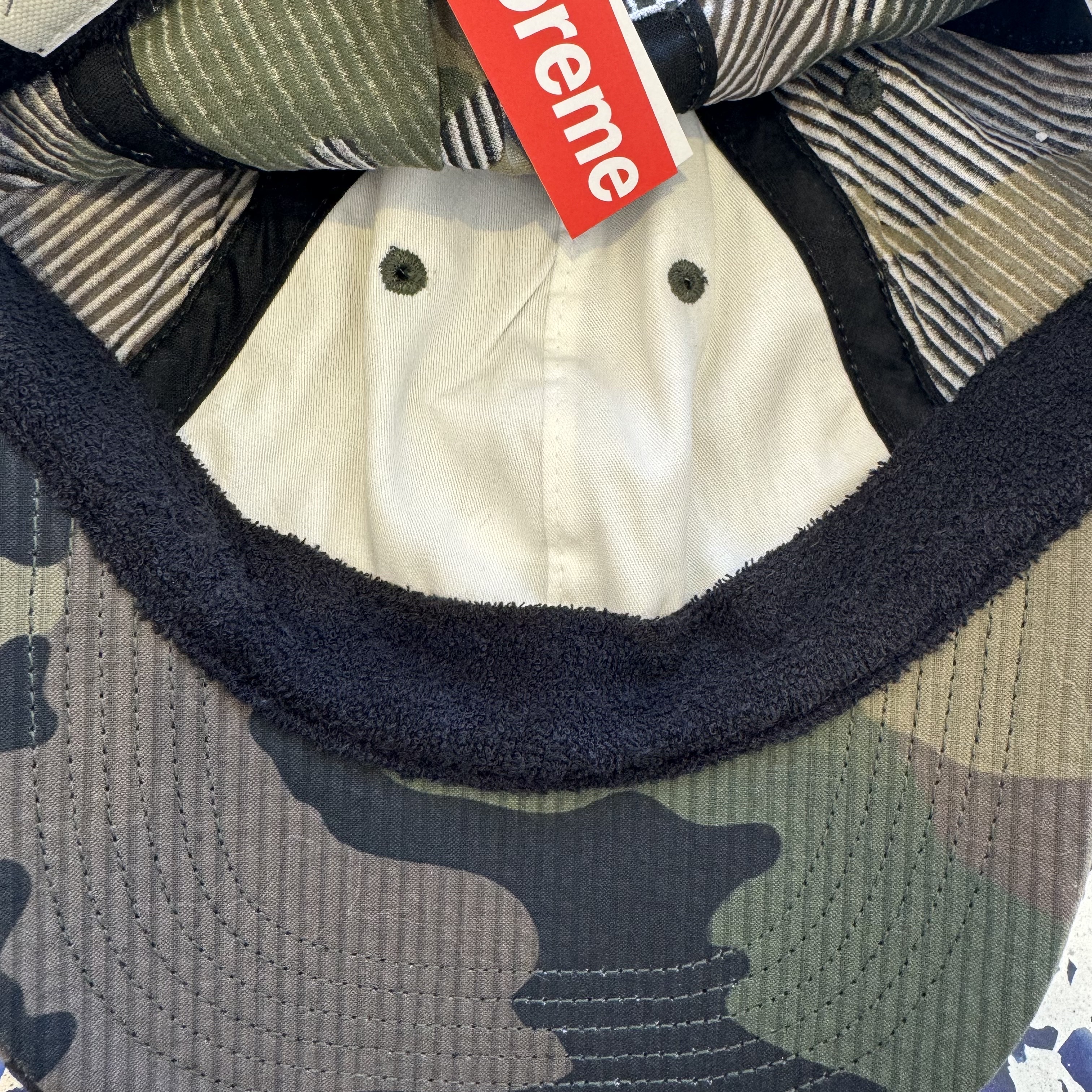 Supreme First T-Shirt Navy - 24SS, Supreme Seersucker S Logo 6-Panel Woodland Camo - 24SS 착용 스타일 - 5