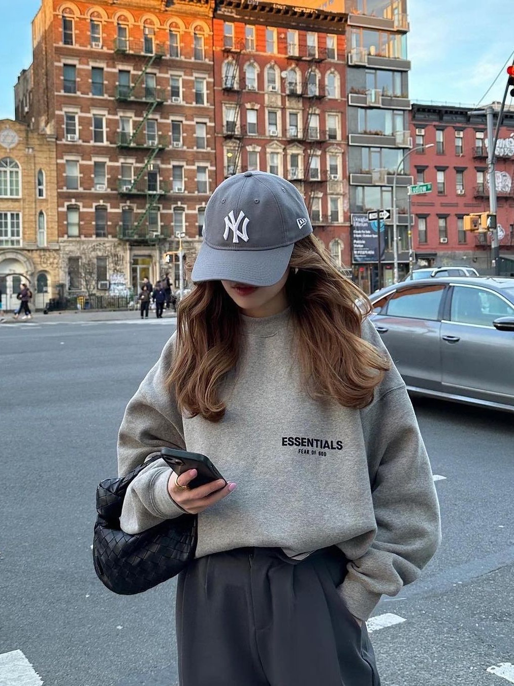 Supreme NYC Crewneck Black - 23FW, Essentials The Core Collection Crewneck Sweatshirt Light Oatmeal 착용 스타일 - 3