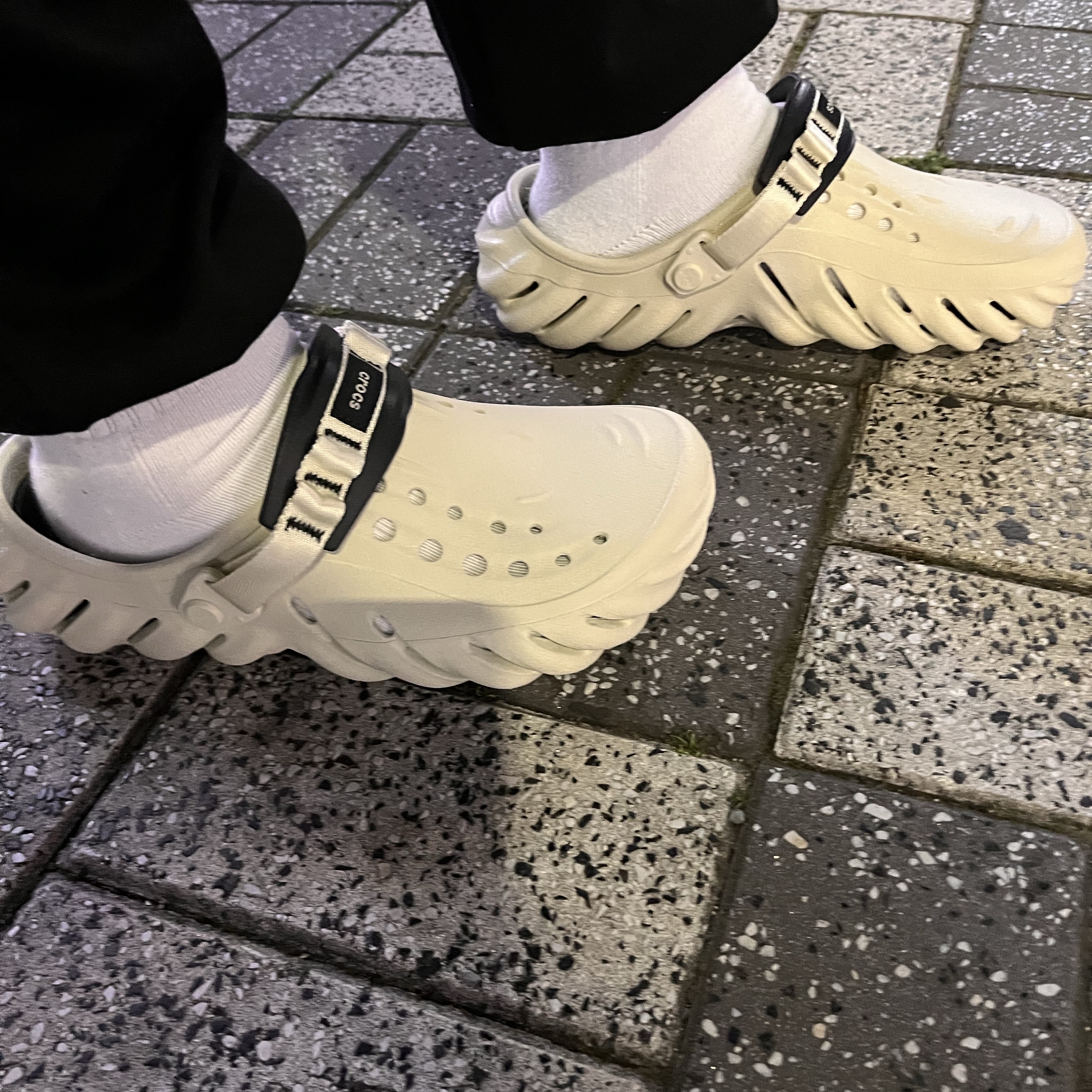 Crocs Echo Clog Bone Black 착용 스타일 - 1
