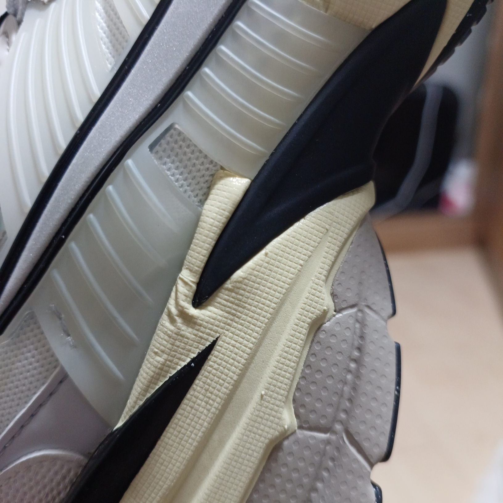Nike V2K Run Summit White Metallic Silver 착용 스타일 - 1