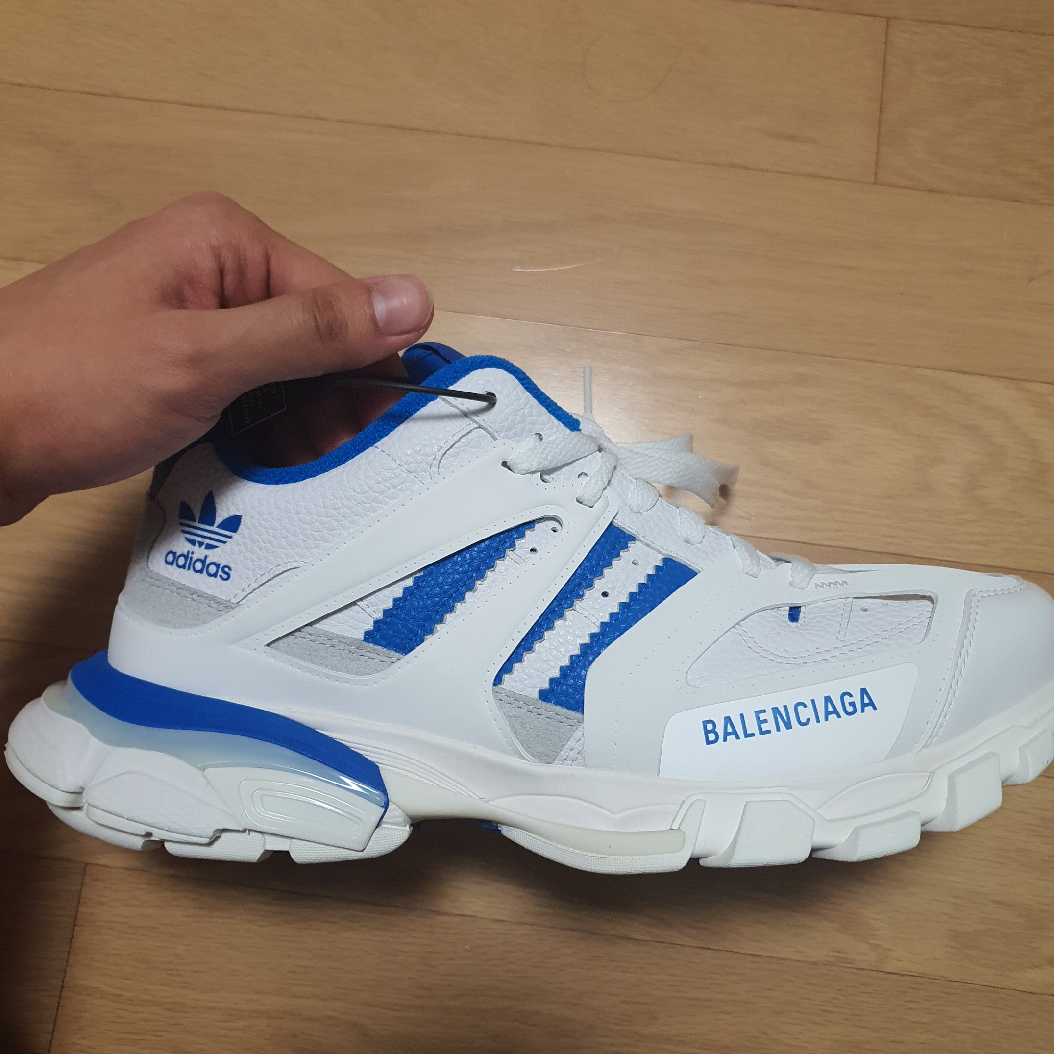 Balenciaga x Adidas Track Forum Low Top Sneaker White Blue 착용 스타일 - 1