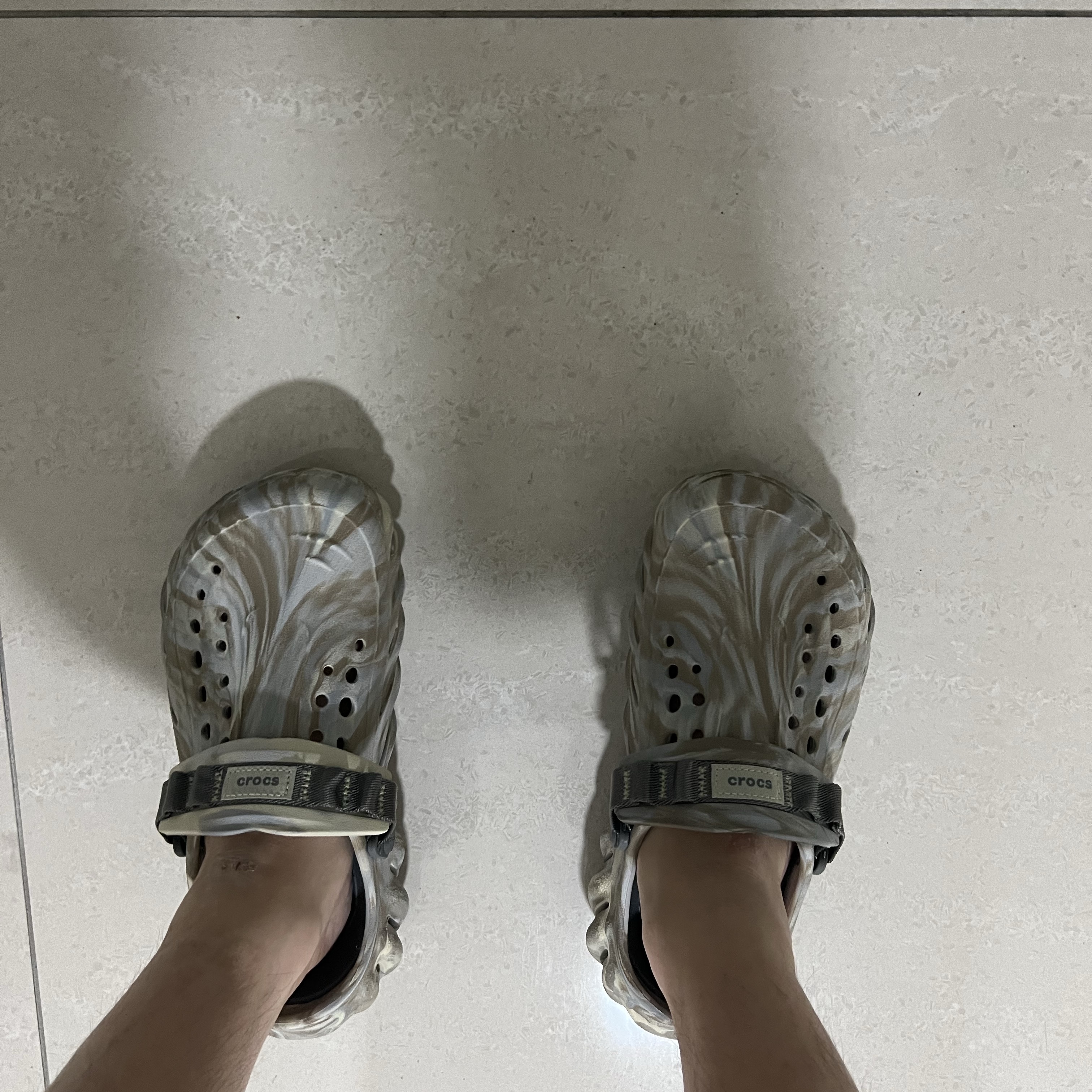 Crocs Echo Marbled Clog Bone Multi 착용 스타일
