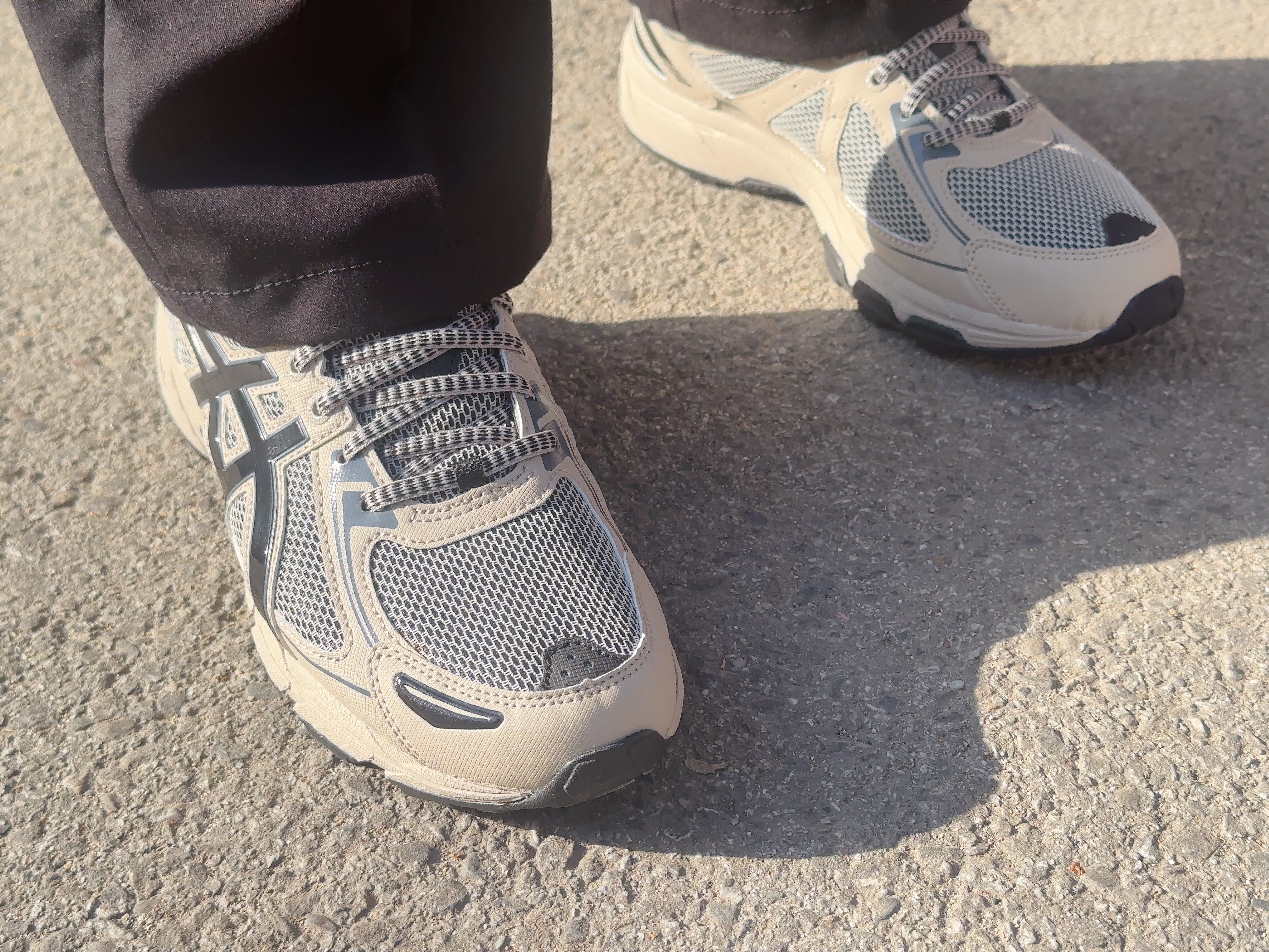 Asics Gel-Venture 6 Feather Grey Black 착용 스타일 - 5