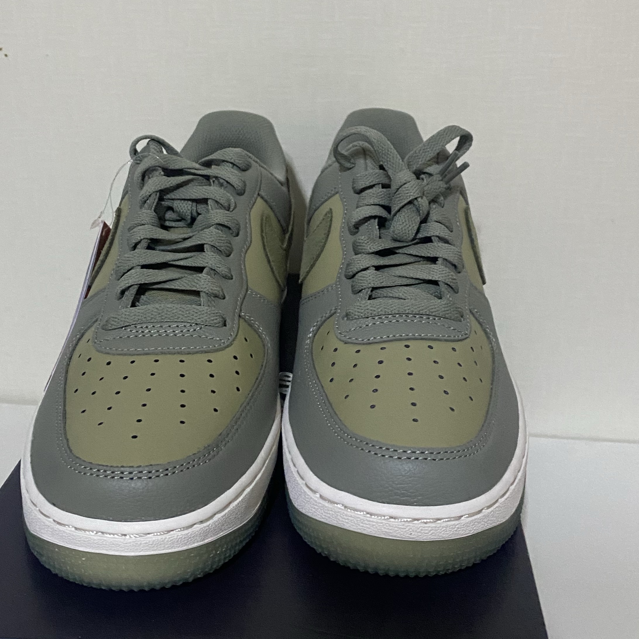 Nike Air Force 1 '07 LV8 Dark Stucco Neutral Olive 착용 스타일 - 2