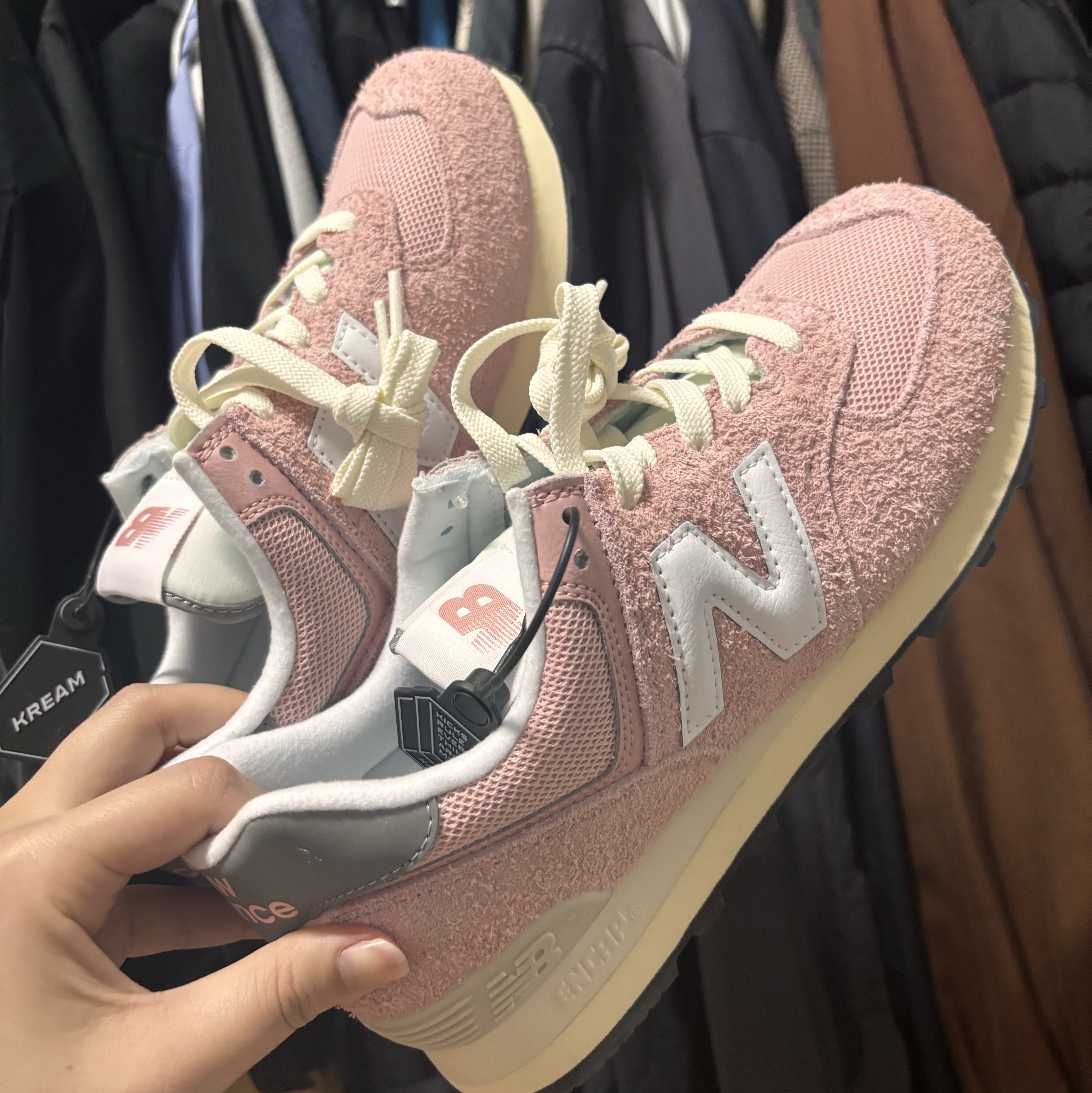 New Balance 574 Heritage Mellow Pink 착용 스타일