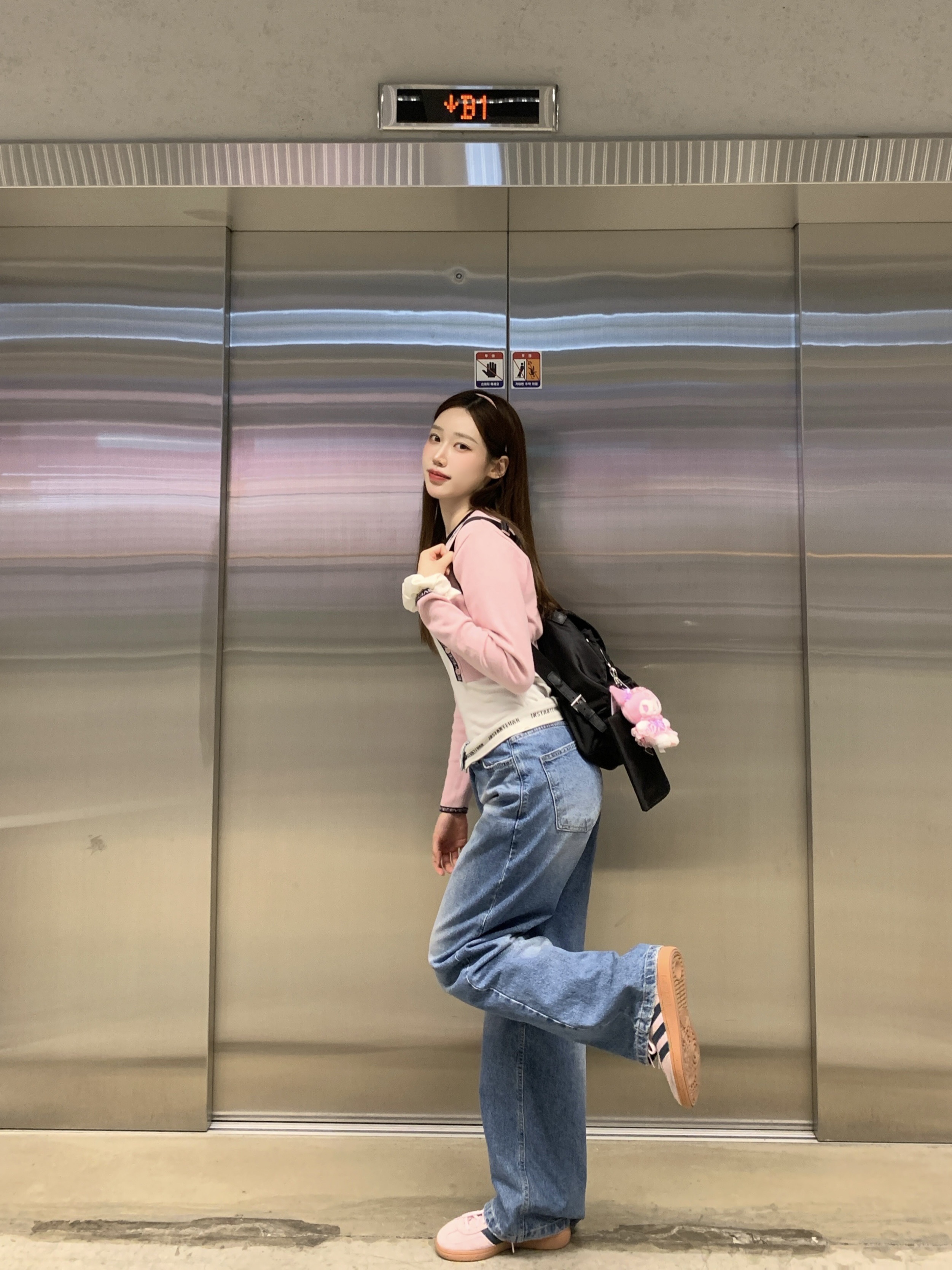 (W) Adidas Spezial Handball Clear Pink, Prada Re-Nylon Medium Backpack Black 착용 스타일