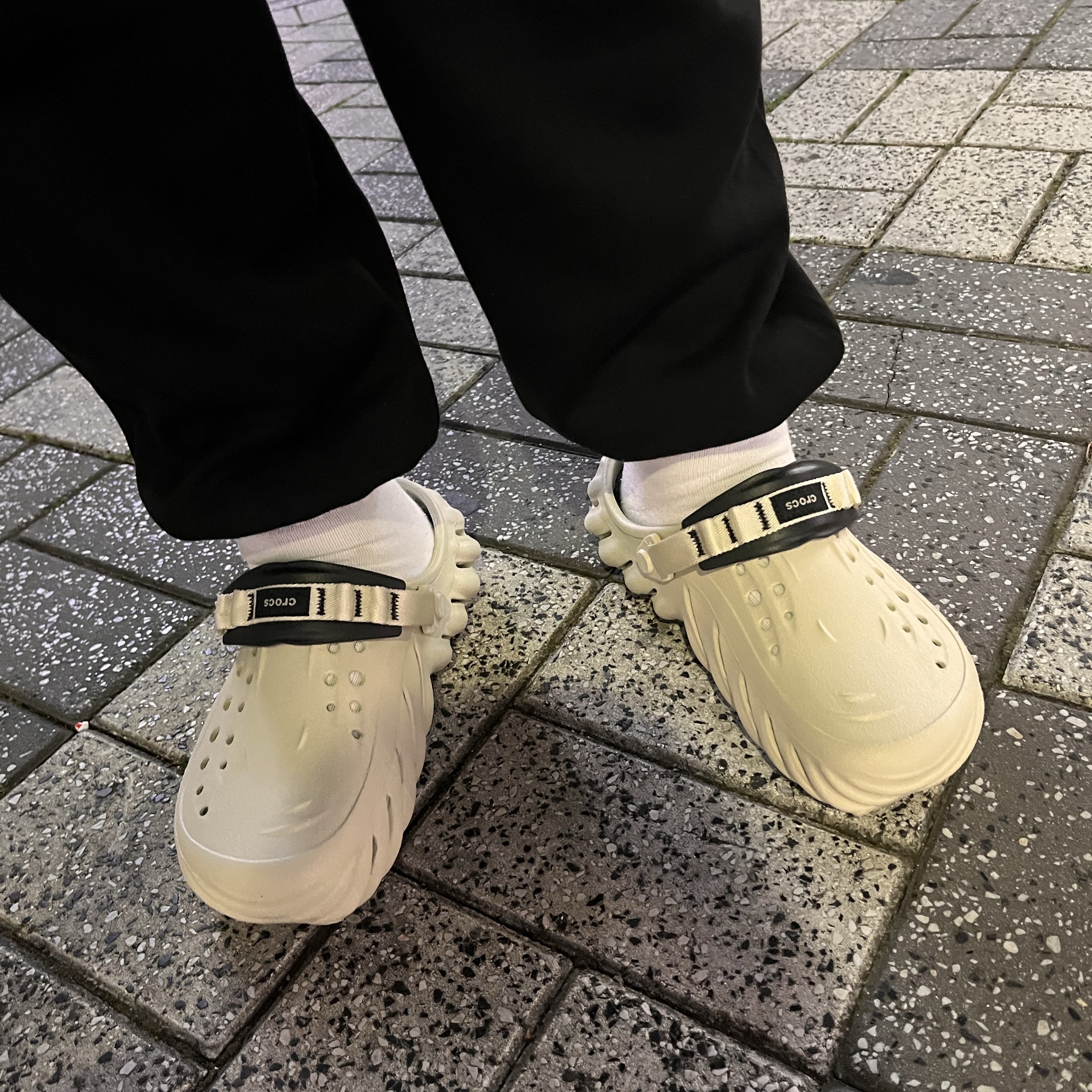 Crocs Echo Clog Bone Black 착용 스타일 - 2