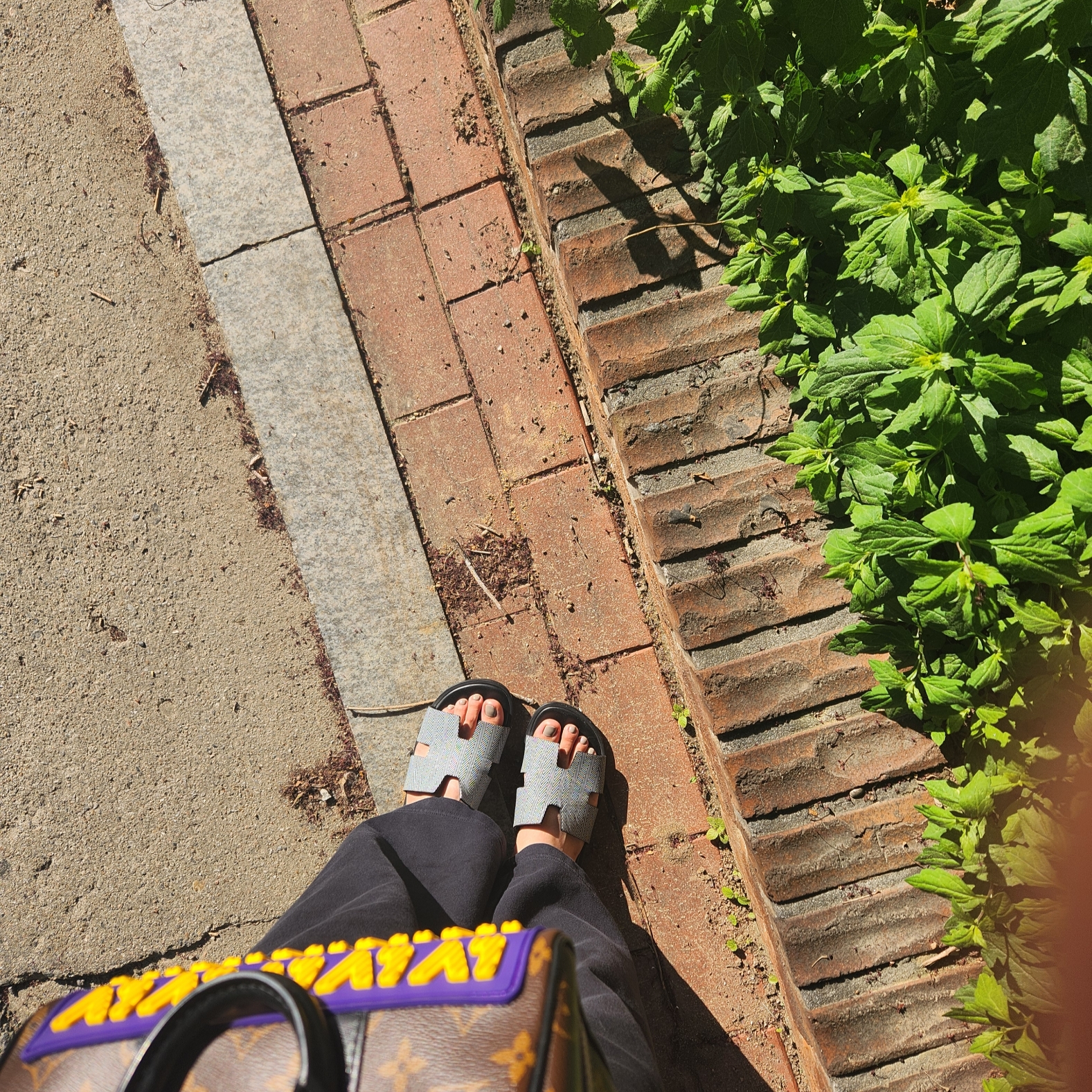 Hermes Izmir Sandal Chevron & Noir Blanc 착용 스타일 - 1