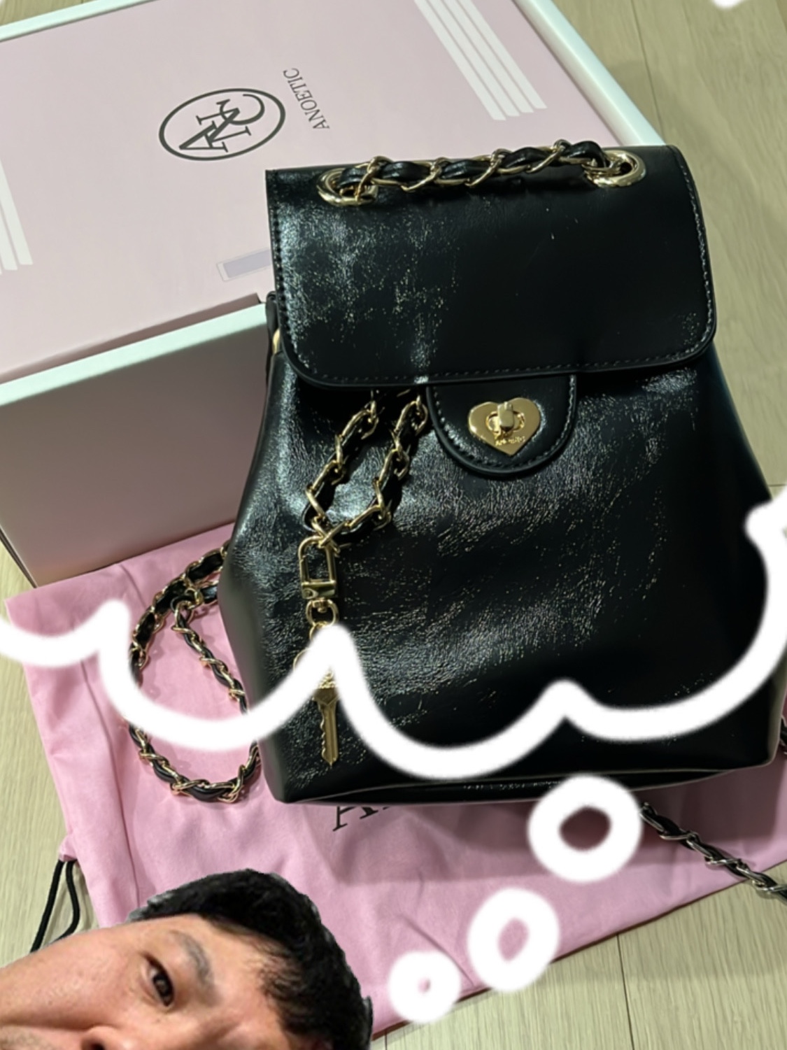[KREAM 단독] Anoetic Heart Classic Backpack with Keyring Black, Anoetic Anc Classic Backpack Black 착용 스타일 - 3