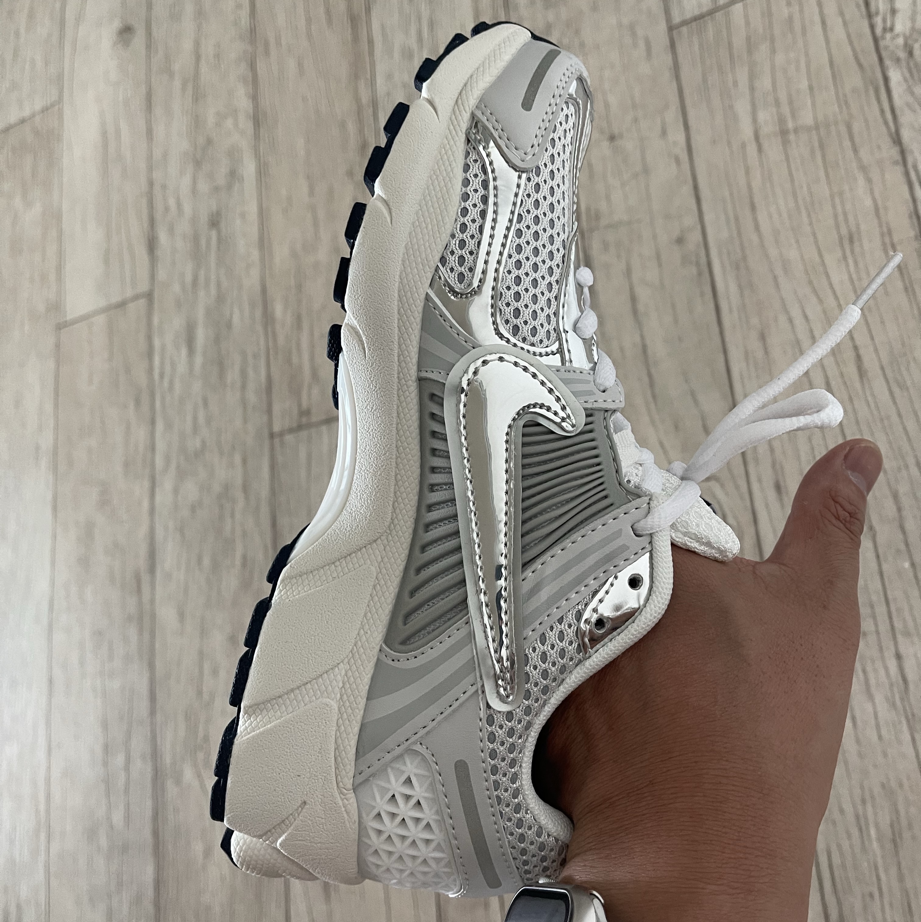 (W) Nike Zoom Vomero 5 Photon Dust and Metallic Silver 착용 스타일 - 1