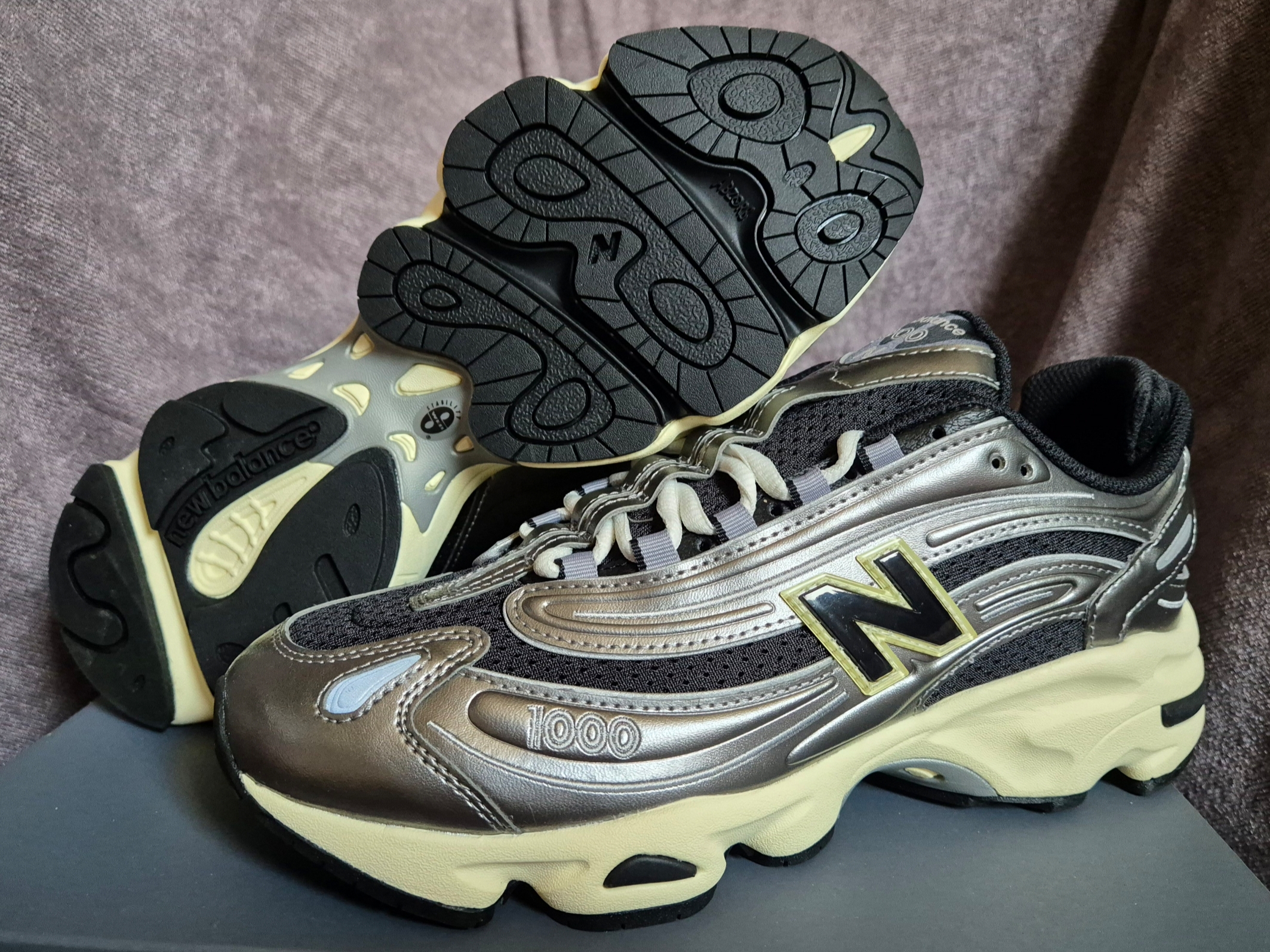 New Balance 1000 Silver Metallic Black 착용 스타일 - 2