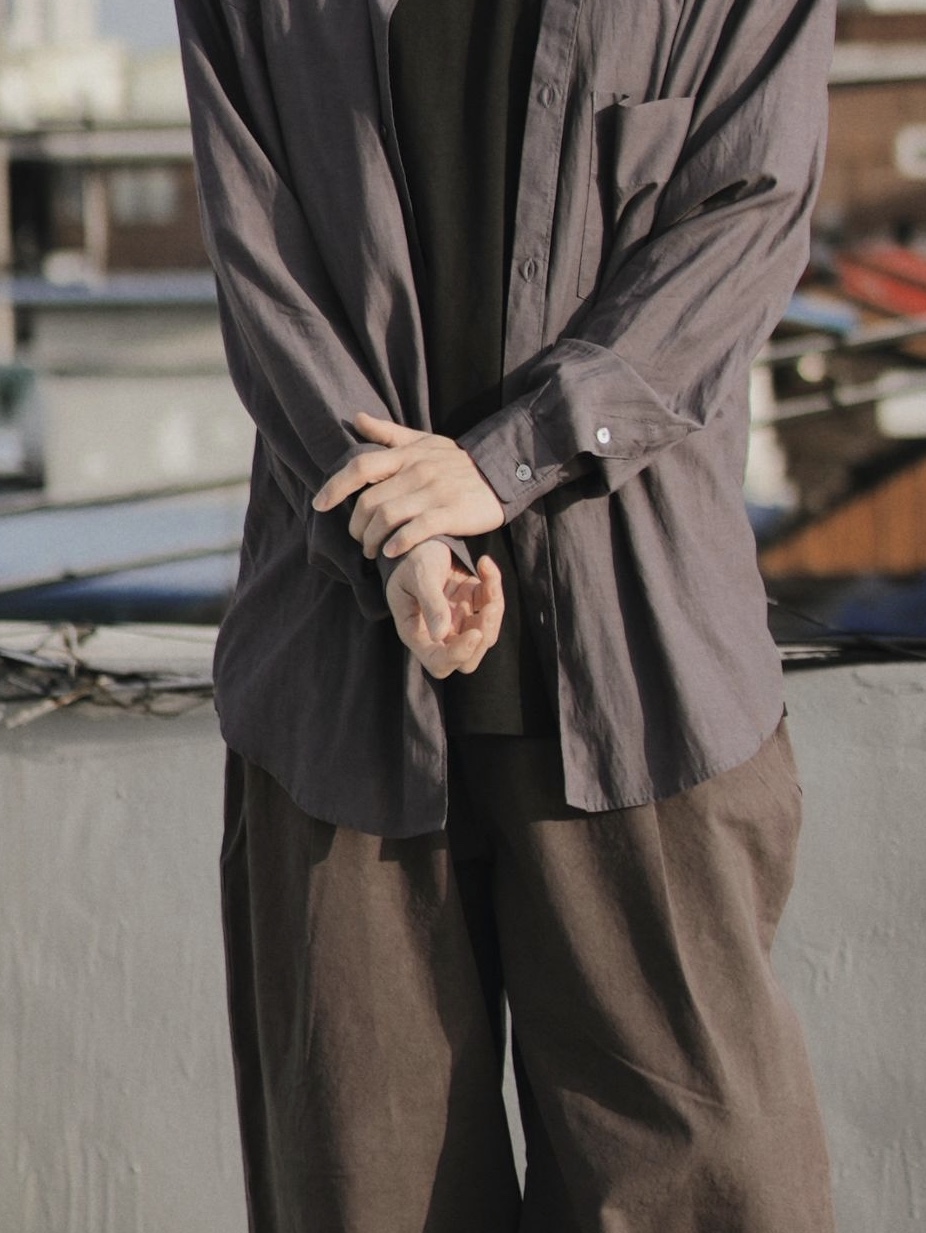 DIVEIN Vern One Tuck Wide Chino Pants Charcoal Purple 착용 스타일 - 2