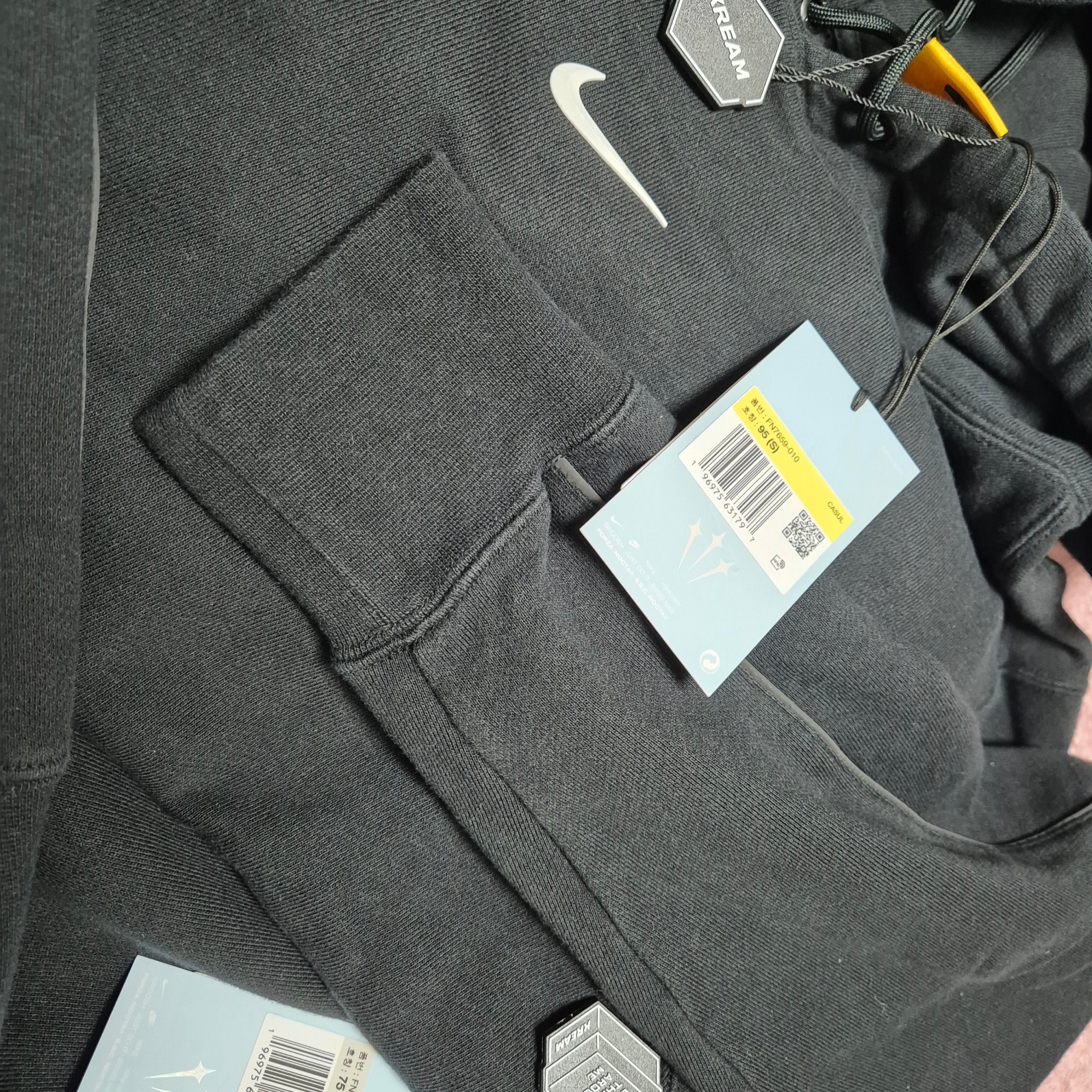 Nike x Drake Nocta Fleece Hoodie Black (FN7659-010), Nike x Drake Nocta Fleece Pants Black (FN7661-010) 착용 스타일 - 2