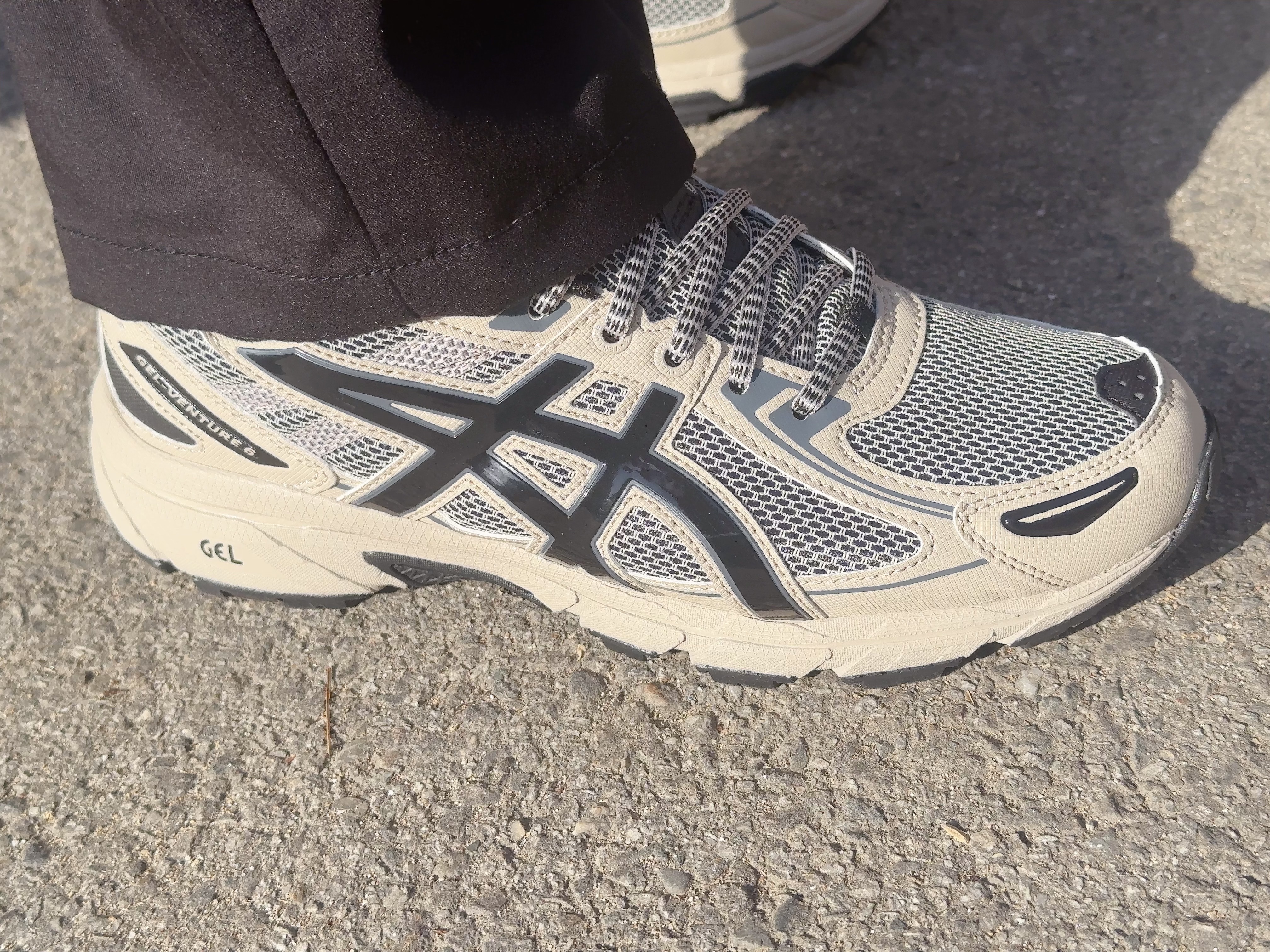 Asics Gel-Venture 6 Feather Grey Black 착용 스타일 - 4