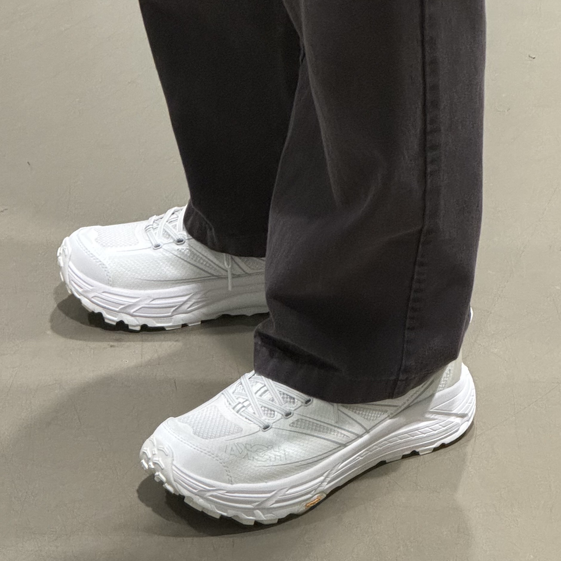 Hoka Mafate Speed 2 White Lunar Rock 착용 스타일 - 1