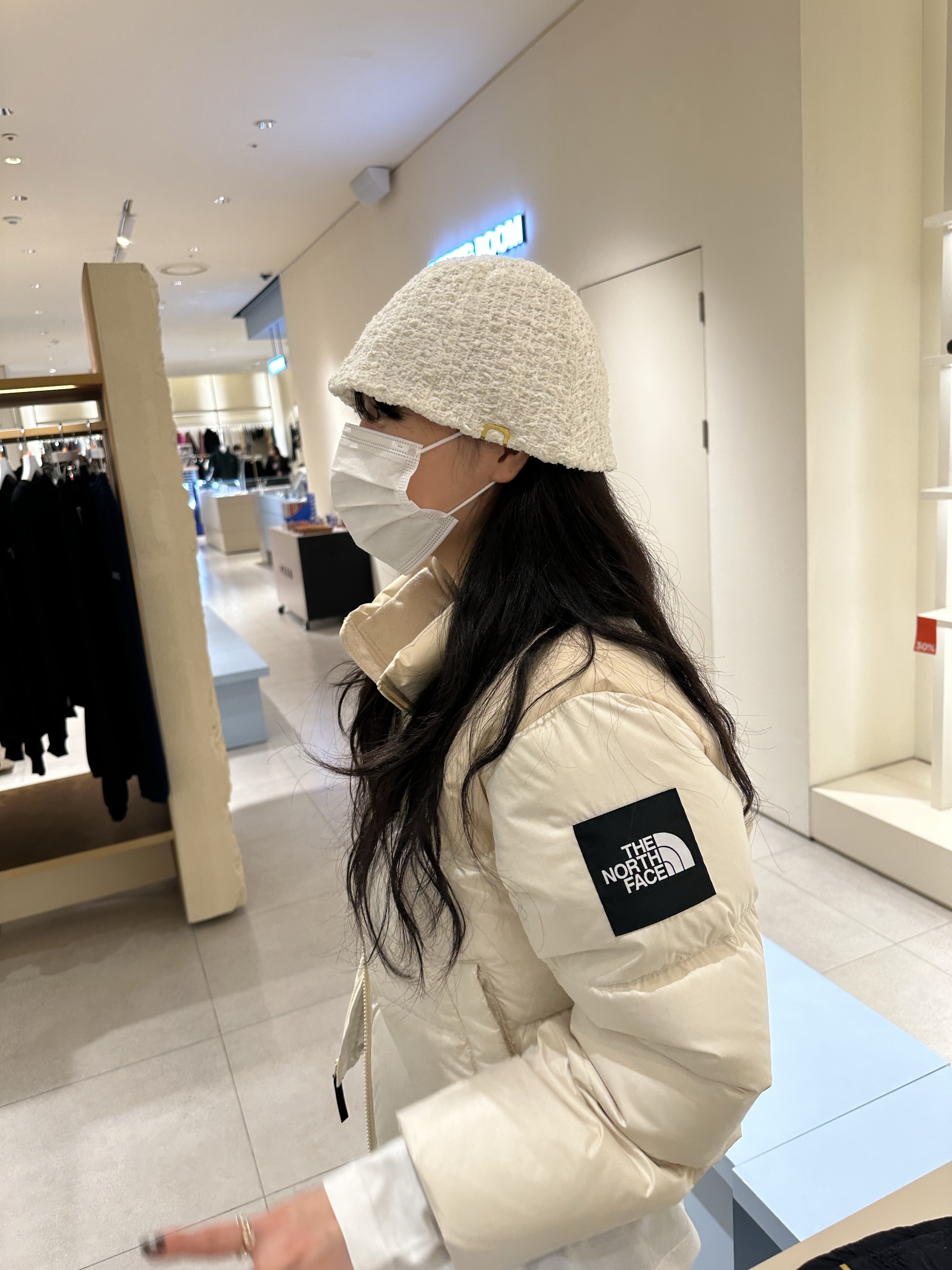 (W) The North Face White Label Novelty Nuptse Down Jacket Cream 착용 스타일 - 2