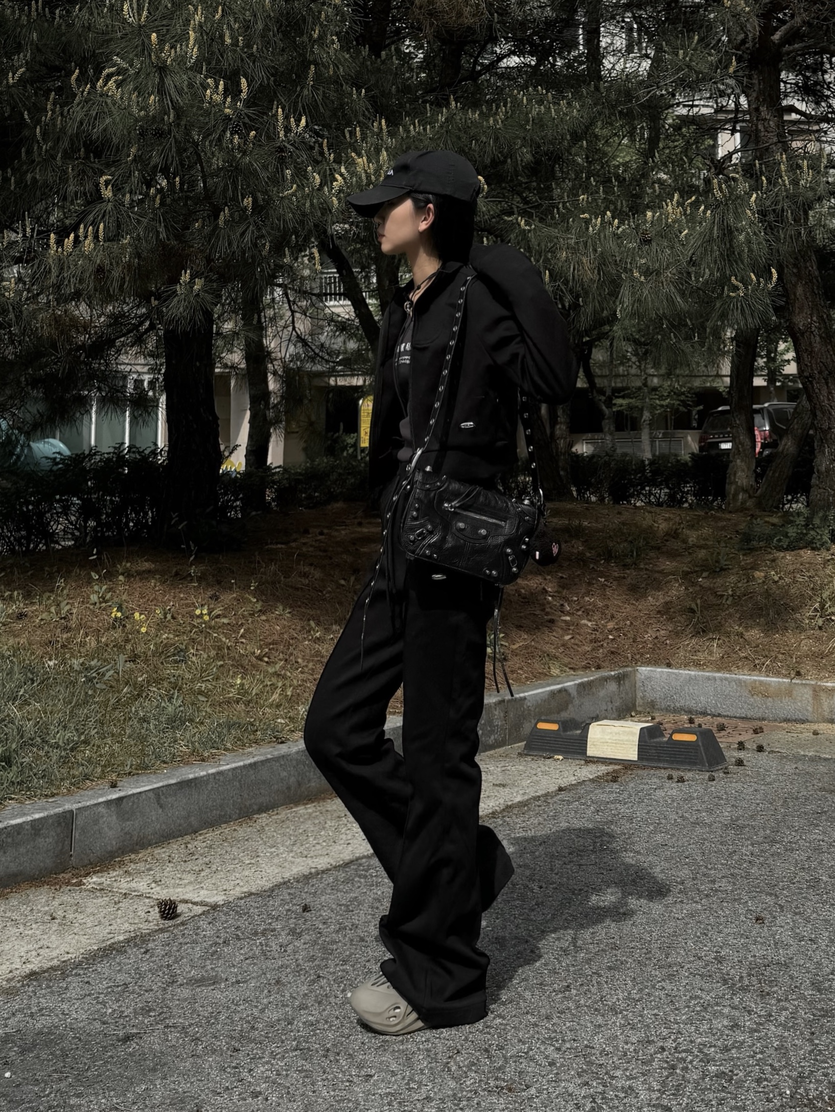 Adidas Yeezy Foam RNNR Stone Sage, Balenciaga Arena Lambskin Aged Silver Hardware Le Cagole XS Flap Bag Black 착용 스타일 - 3