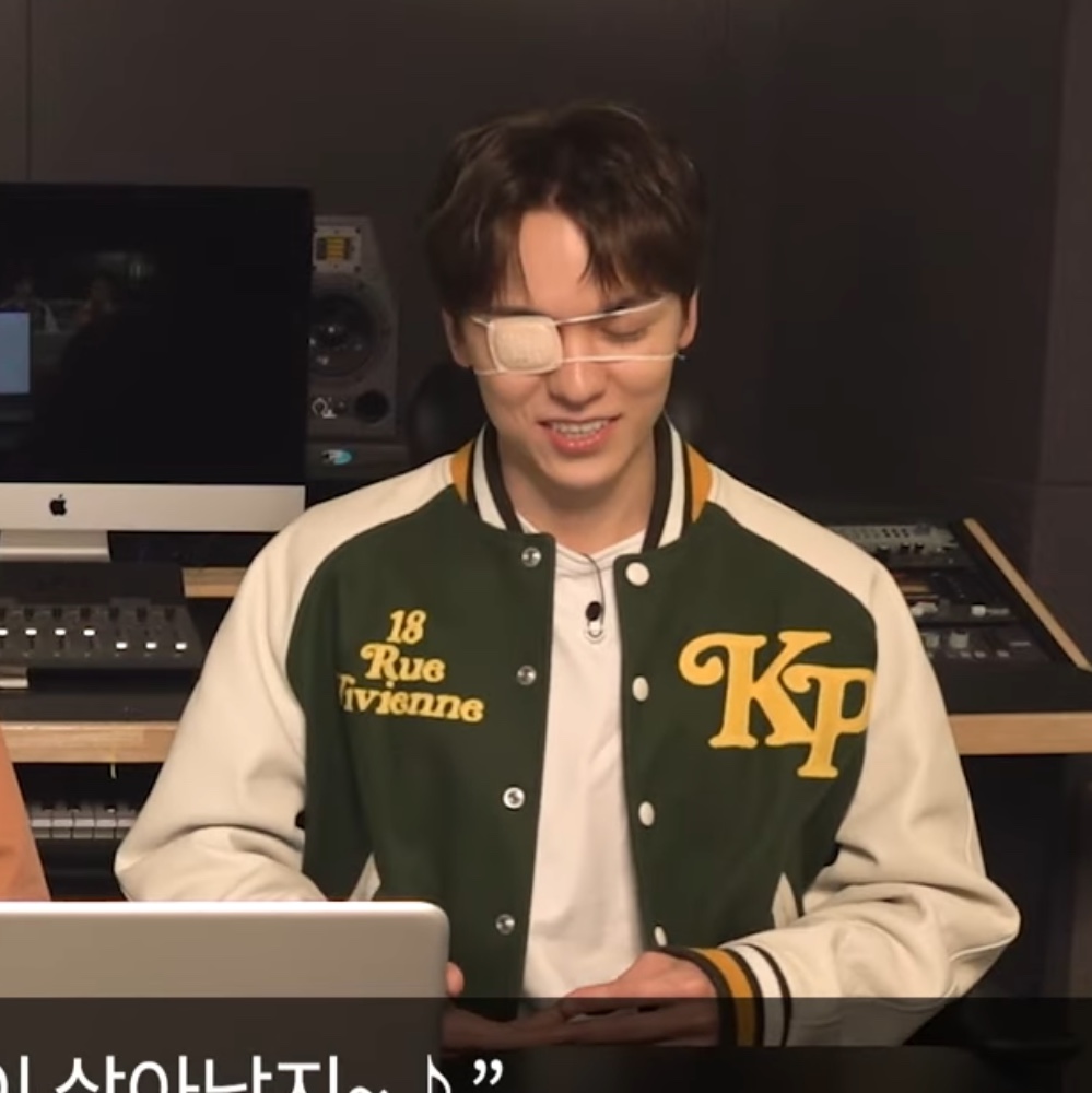 Kenzo x Verdy Varsity Jacket Dark Khaki 착용 스타일 - 3