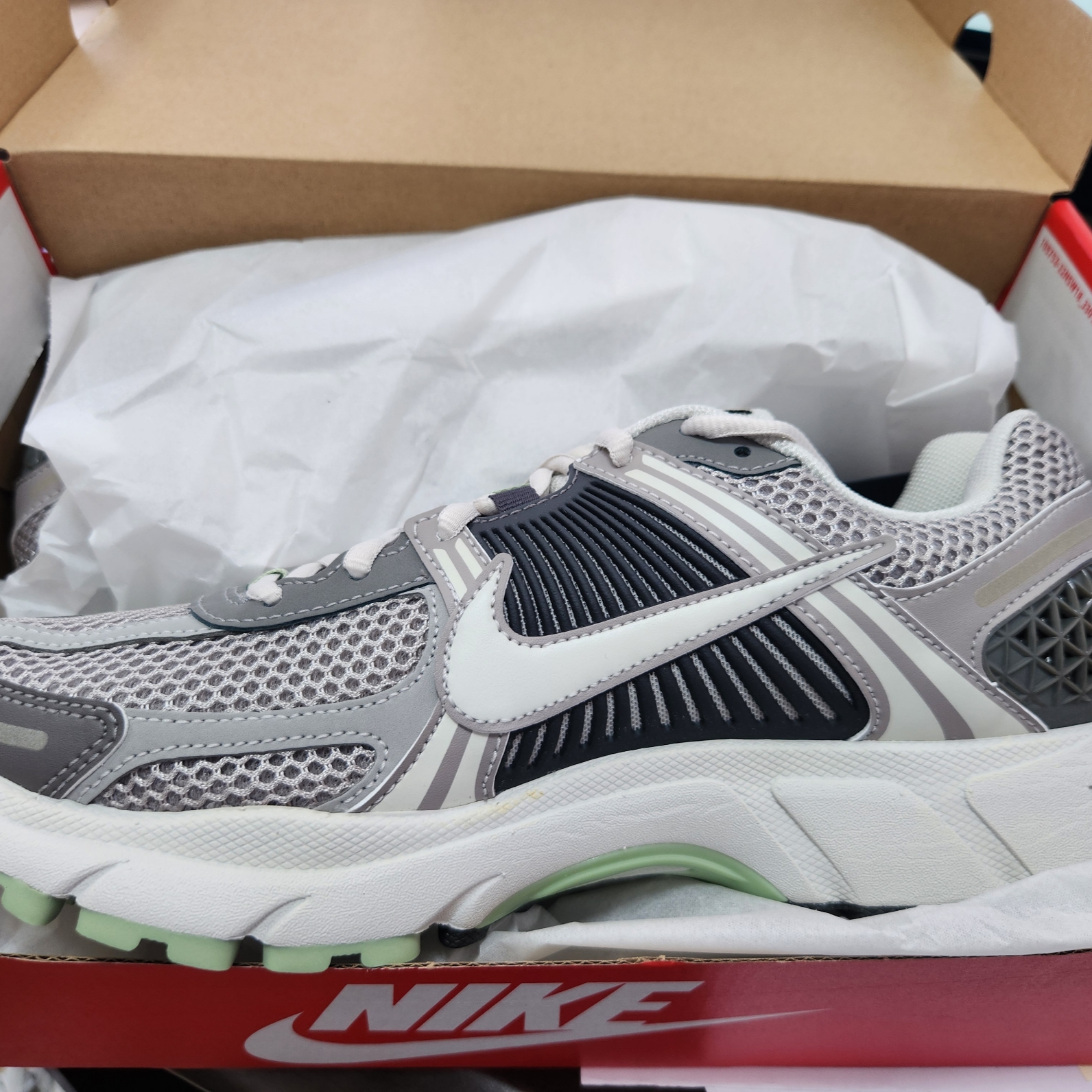 (W) Nike Zoom Vomero 5 Cobblestone and Flat Pewter 착용 스타일 - 3