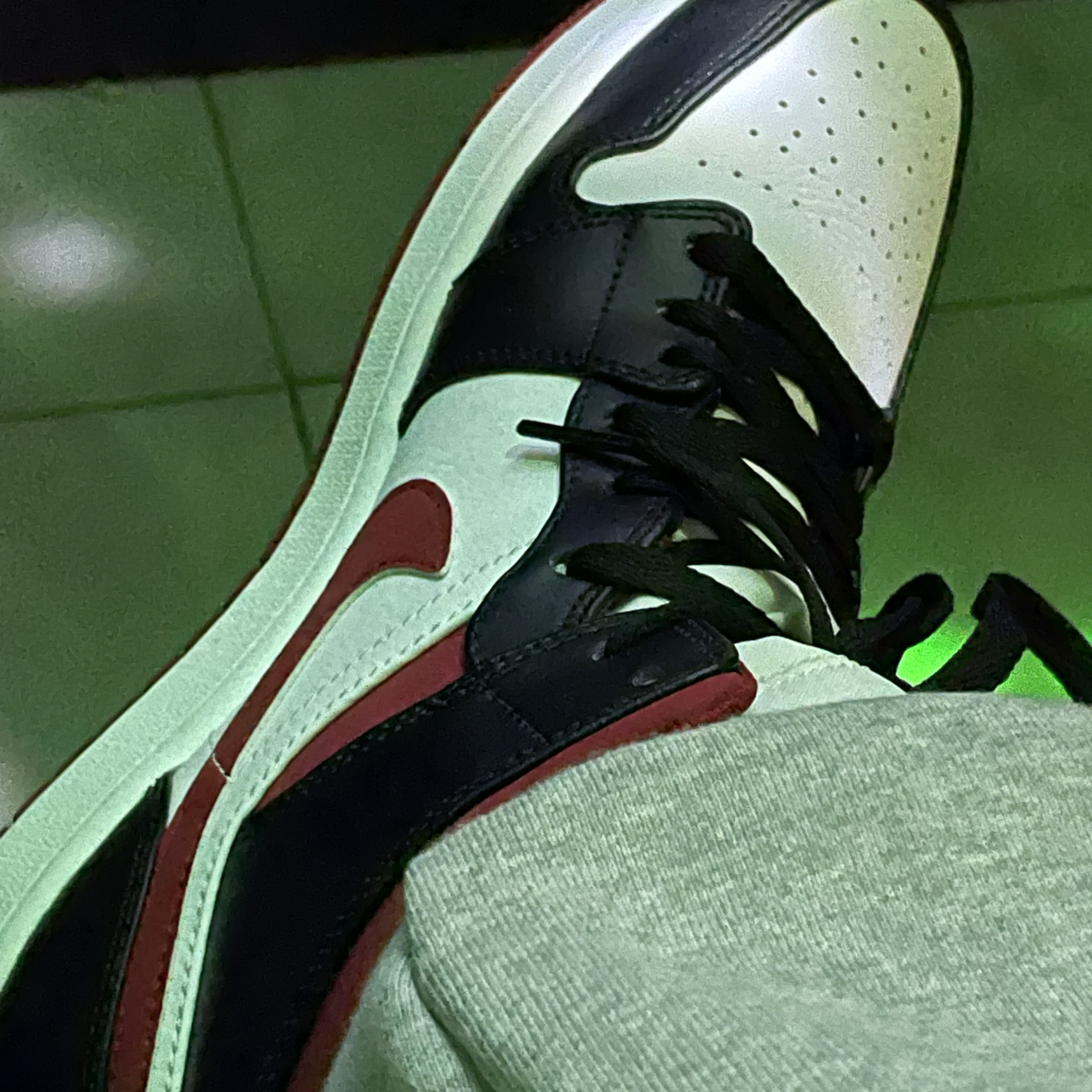 Jordan 1 Mid Gym Red Black White 착용 스타일
