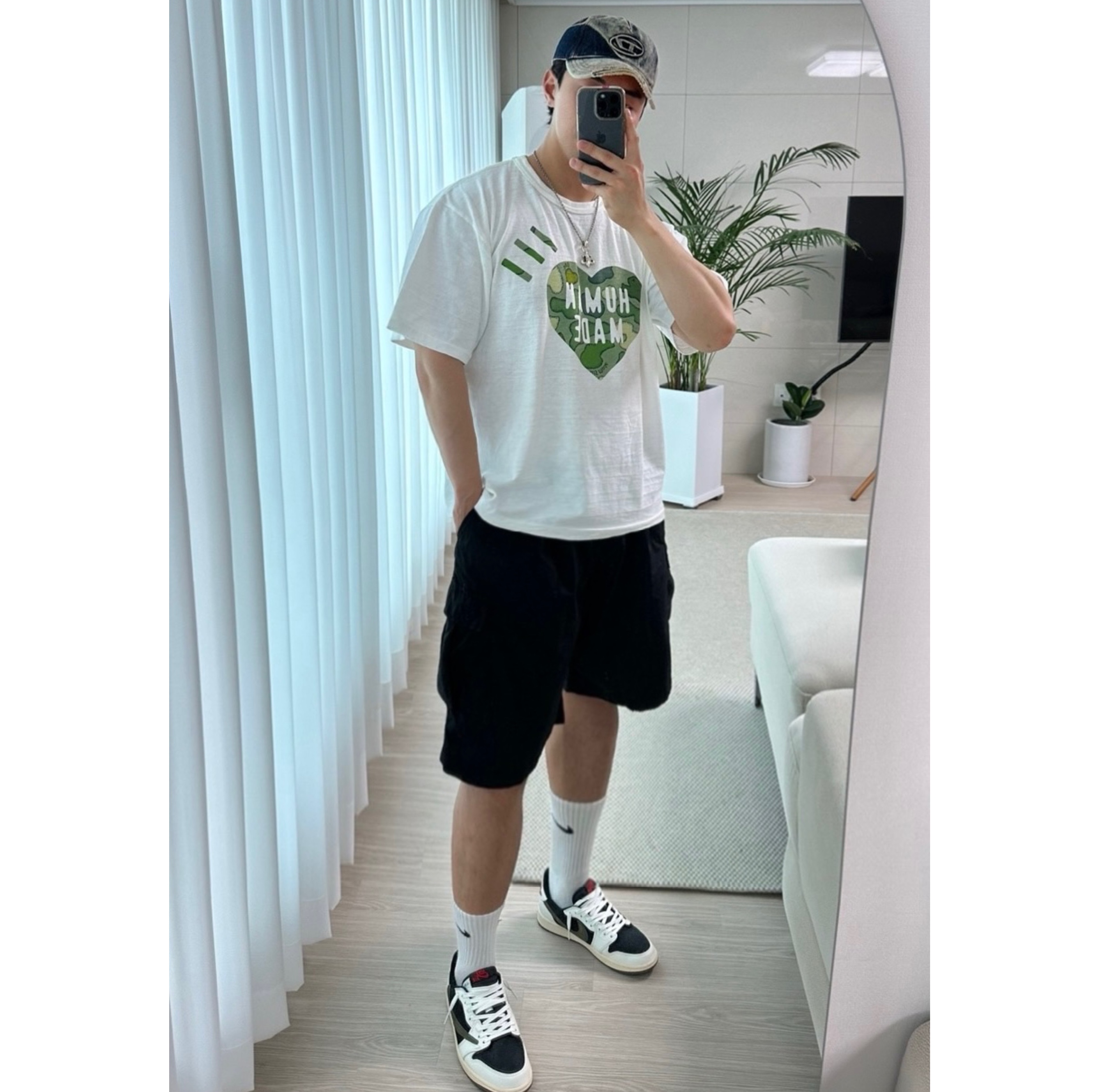 Human Made x Kaws Graphic T-Shirt #1 White, Diesel C-Seymon Treated Denim Baseball Cap Blue White 착용 스타일