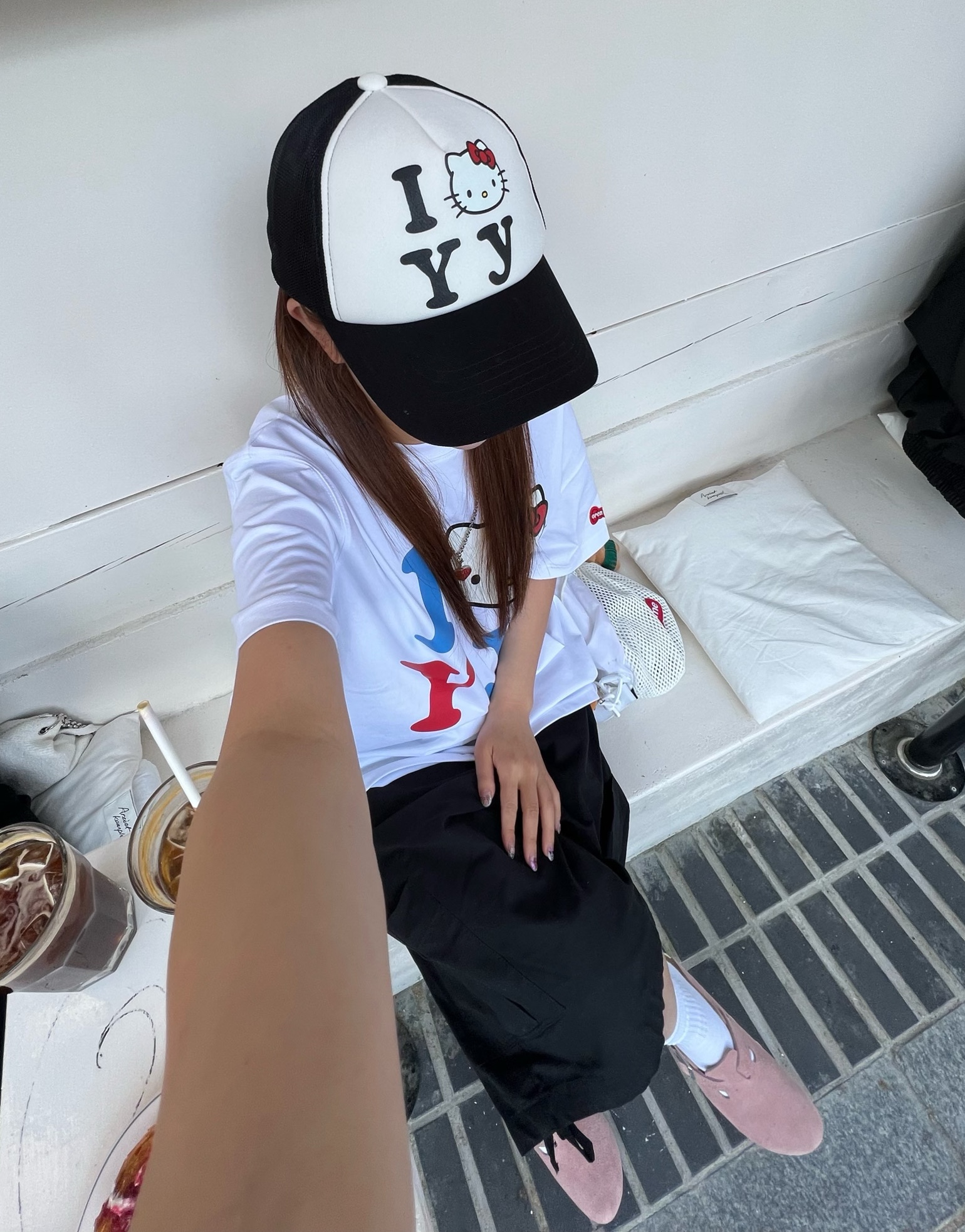 Open Yy x Hello Kitty Trucker Cap Black, Open Yy x Hello Kitty T-Shirt White 착용 스타일