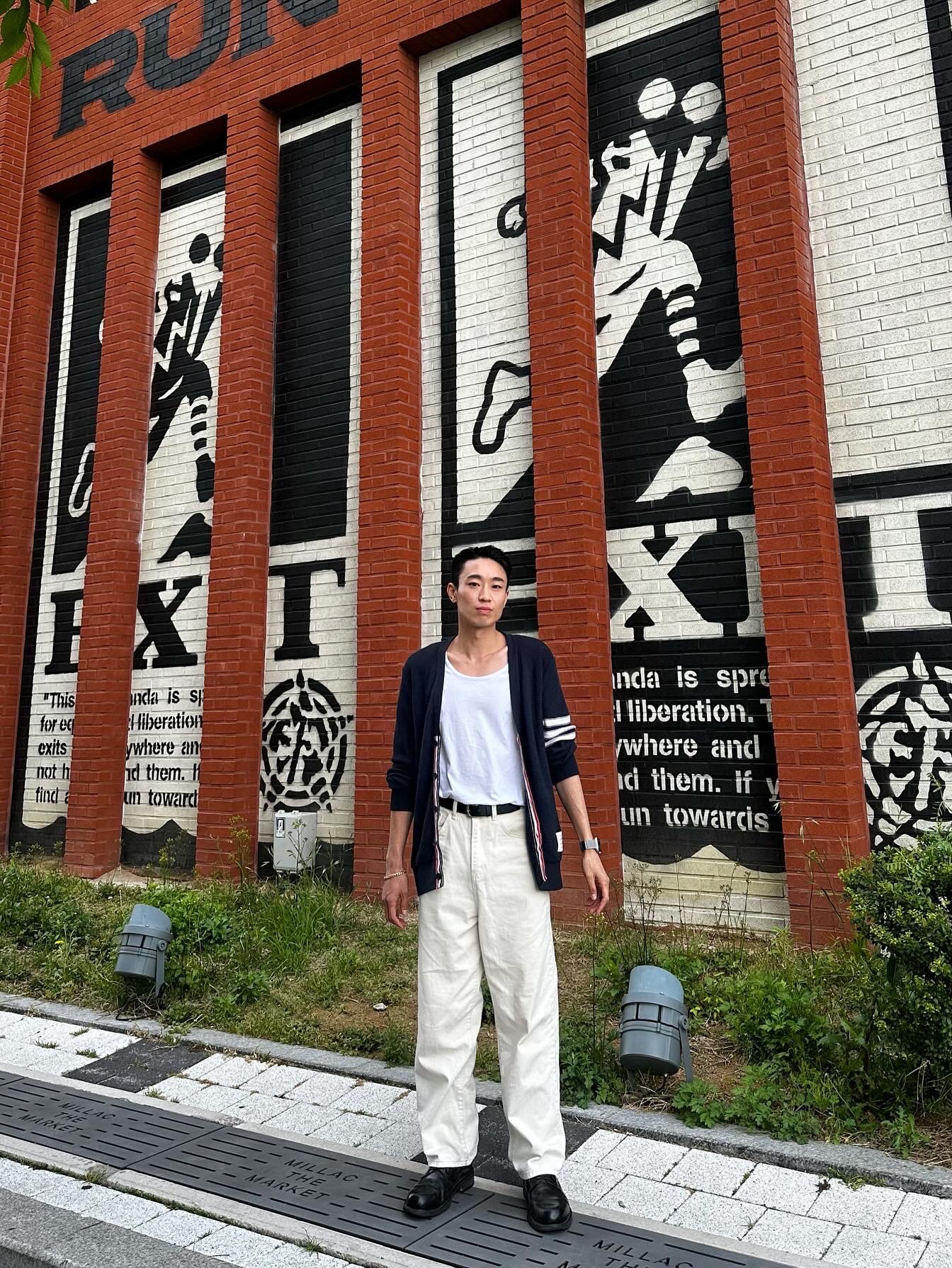 Thom Browne Open Raschel Stitch 4-Bar V-Neck Cardigan Navy 착용 스타일 - 1