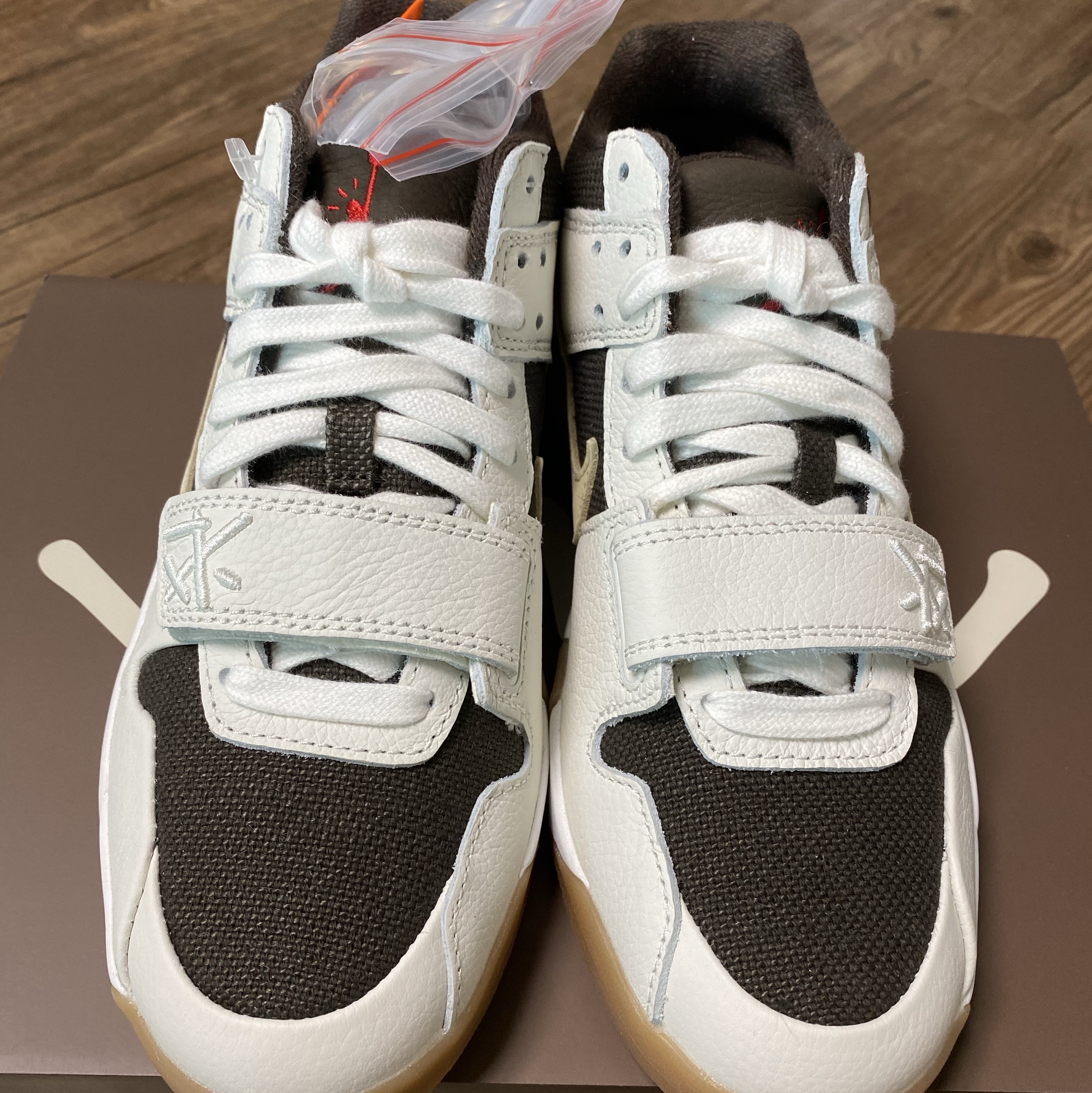 Jordan x Travis Scott Jumpman Jack TR Sail and Dark Mocha 착용 스타일 - 5