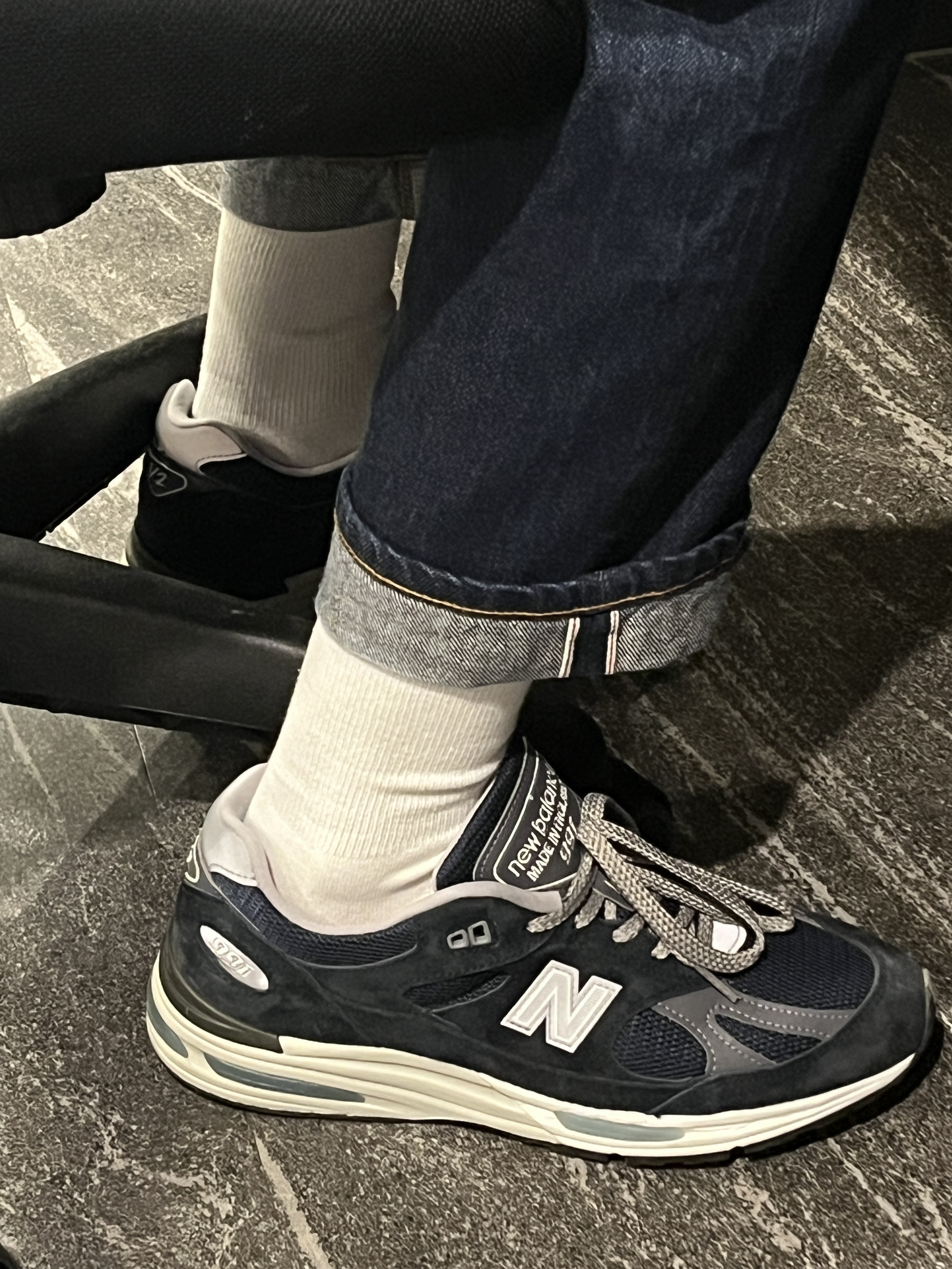 New Balance 991v2 Made in UK Dark Navy Smoked Pearl 착용 스타일