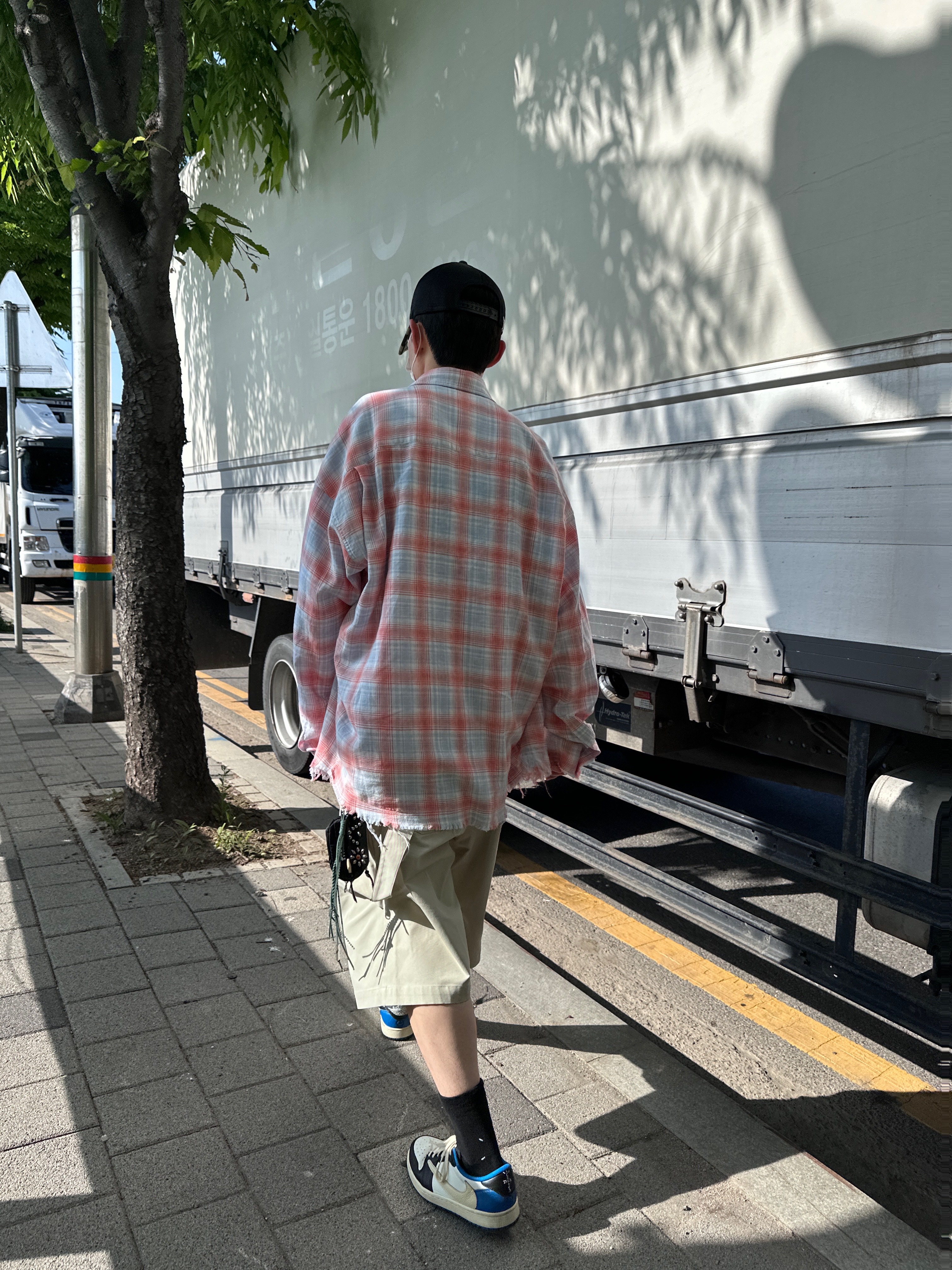 Nonnod Flexible String Check Shirt Japanese Grunge, Nonnod Alpine Carpenter Shorts Beige 착용 스타일 - 2