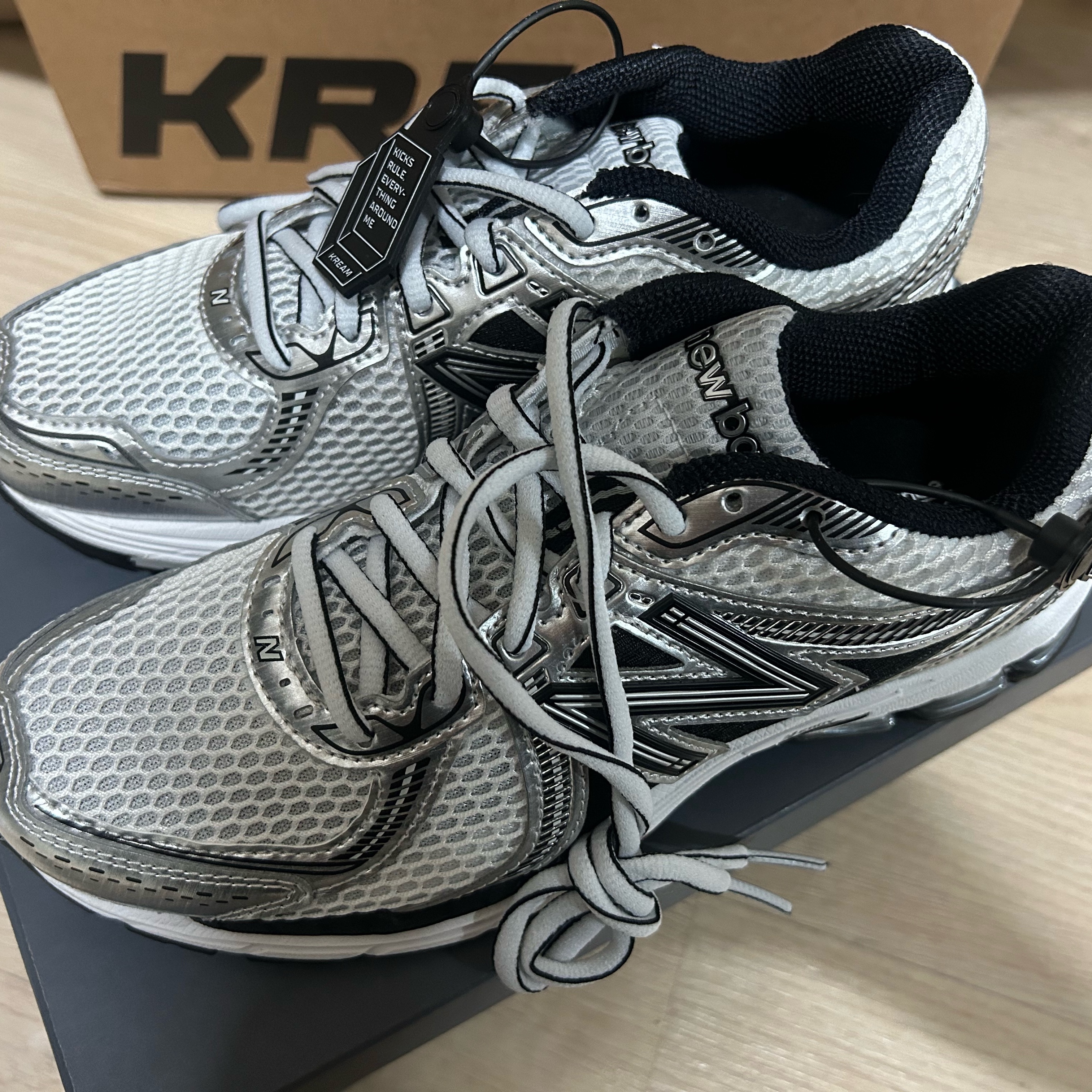 New Balance 860v2 White Black 착용 스타일 - 2