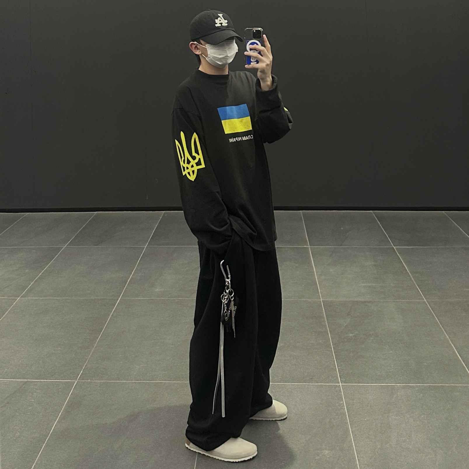 Balenciaga Support Ukraine LS T-Shirt Black, Birkenstock x Stussy Boston Clog Bone 착용 스타일