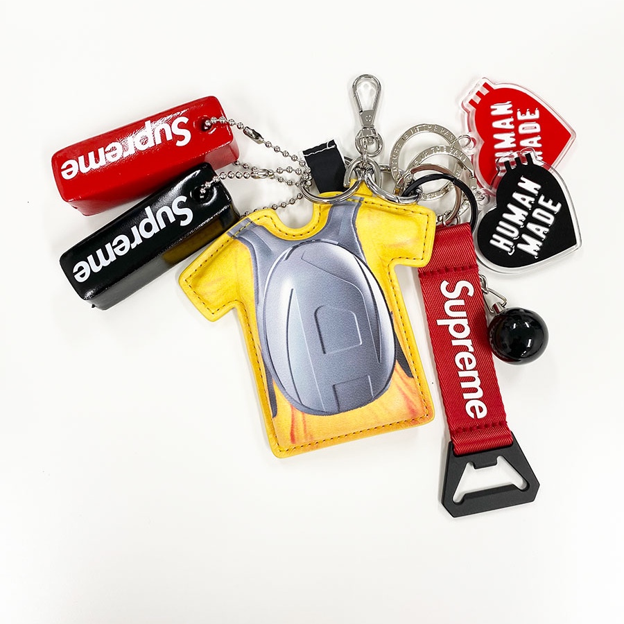 Diesel Trump Micro Keyring Yellow, Supreme Floating Keychain Black - 23FW 착용 스타일 - 1