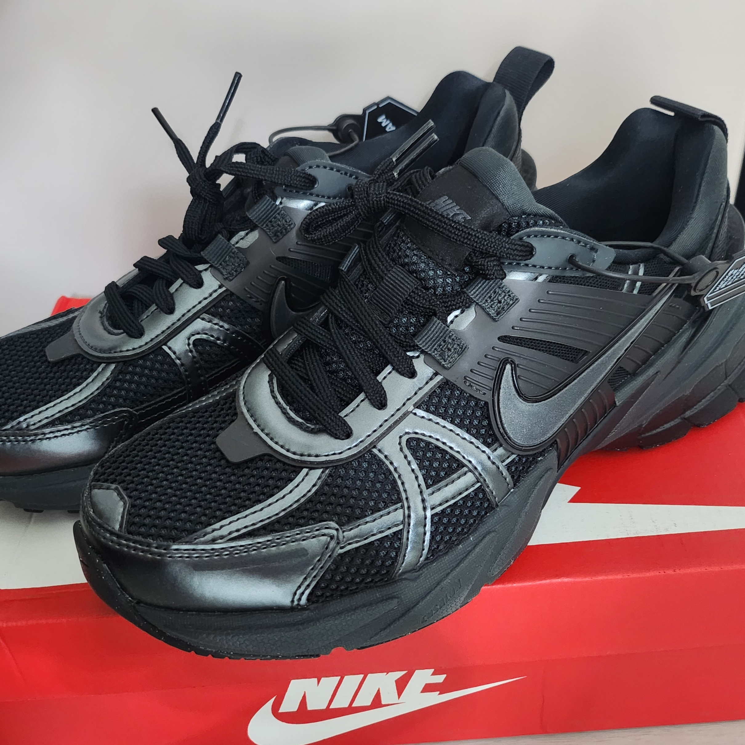 Nike V2K Run Black Anthracite 착용 스타일