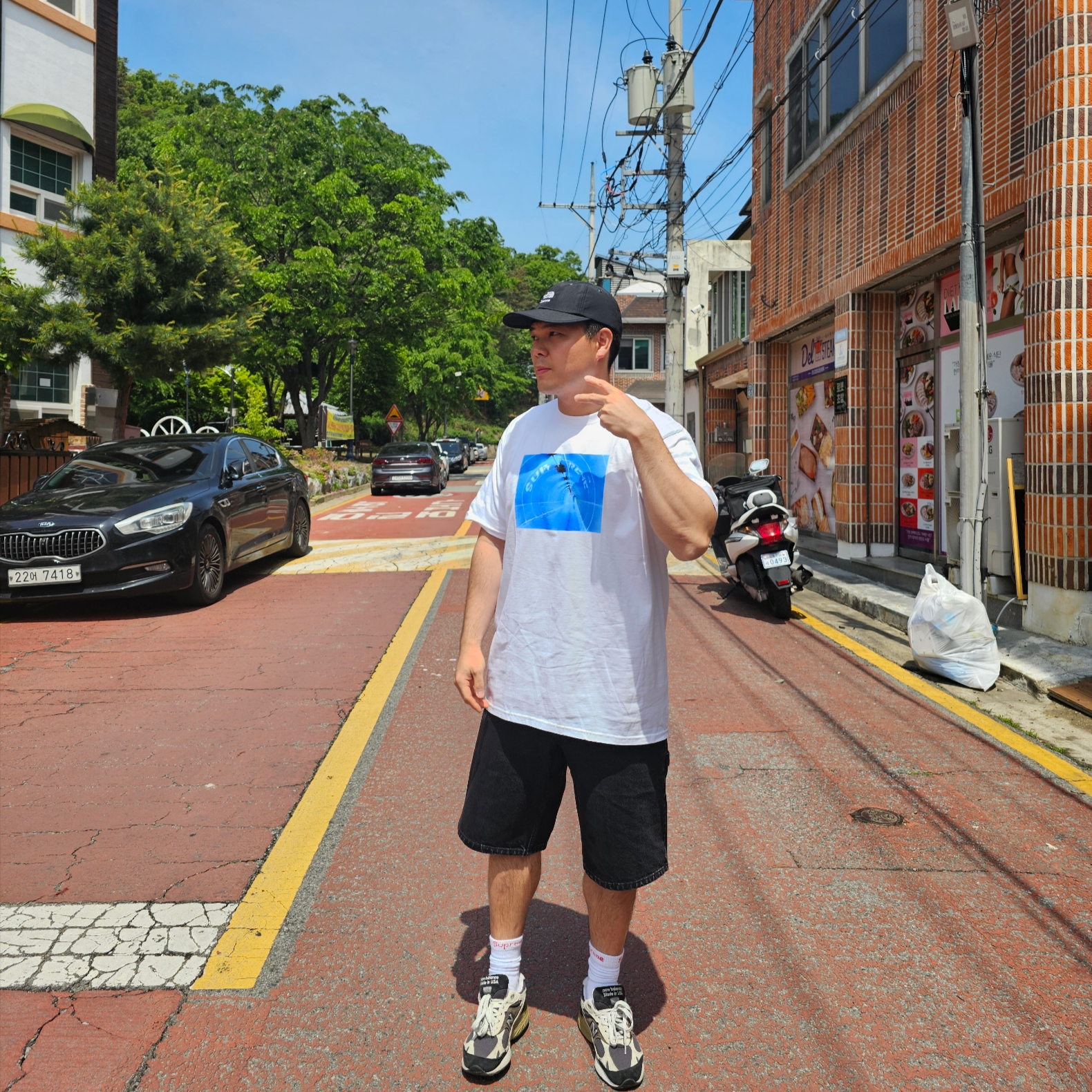 Supreme x The North Face Split 6-Panel Black - 24SS, Supreme Tunnel T-Shirt White - 24SS 착용 스타일 - 1