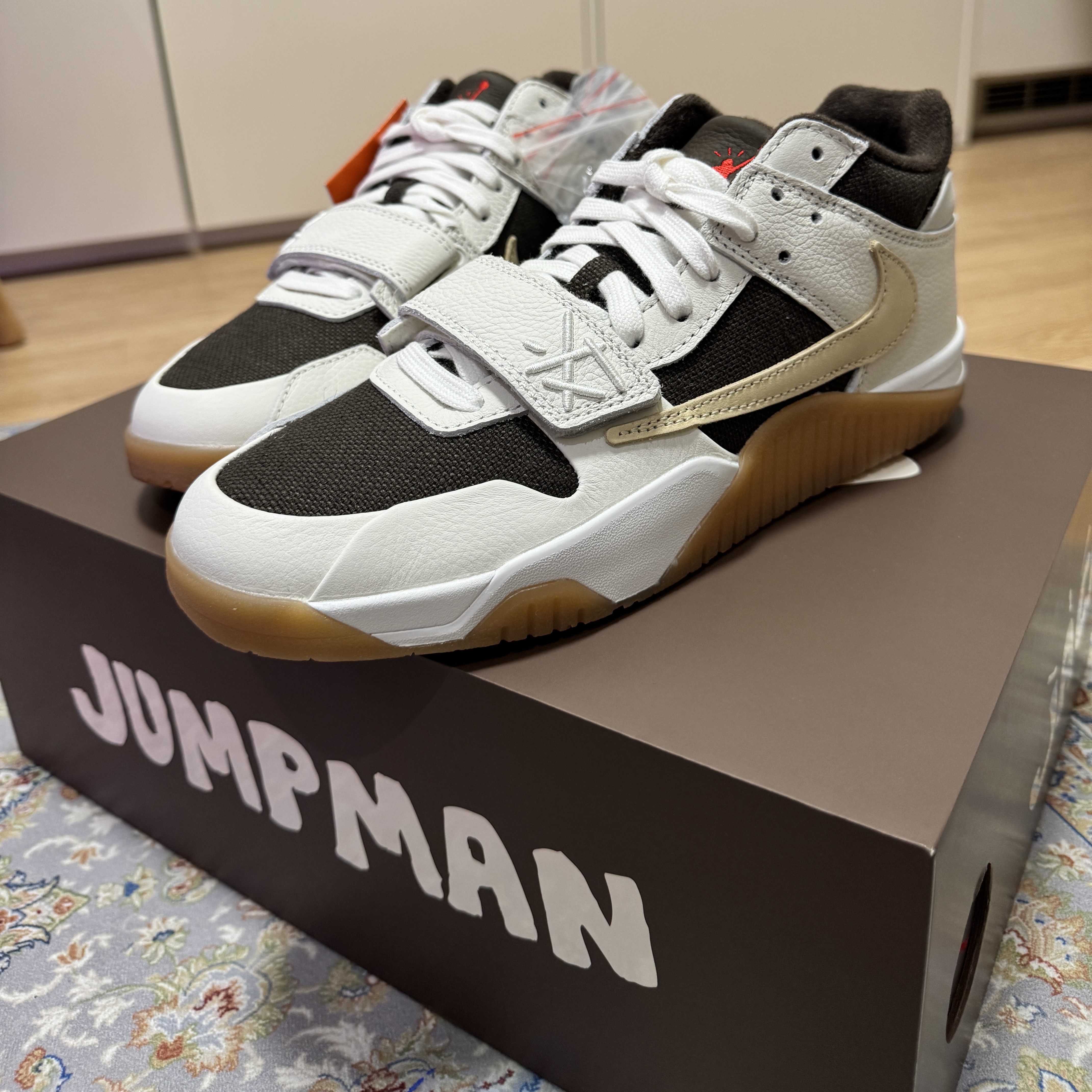 Jordan x Travis Scott Jumpman Jack TR Sail and Dark Mocha 착용 스타일 - 4
