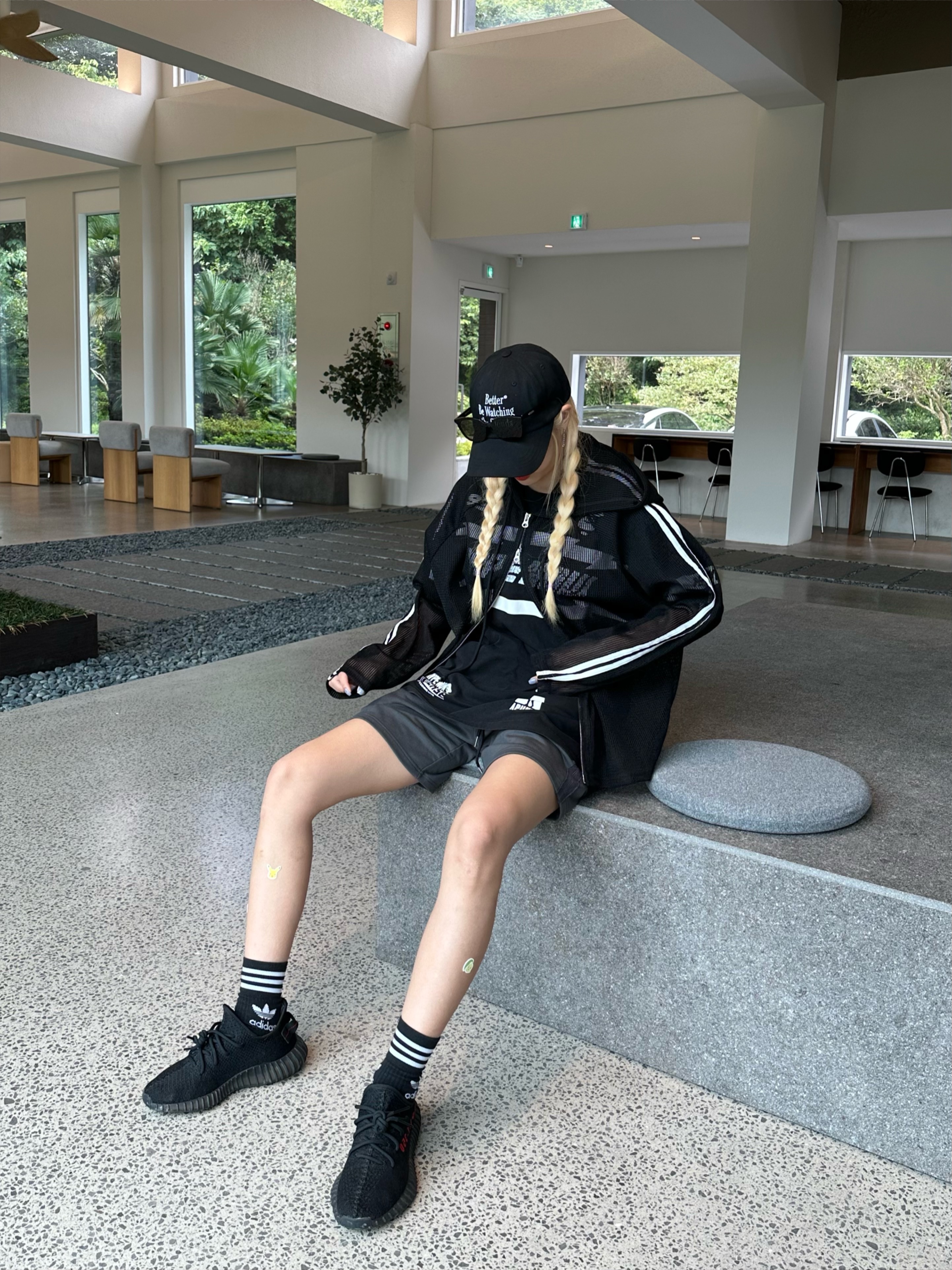 Adidas Yeezy Boost 350 V2 Black Red 2020, Gentle Monster Lilit 01 Black 착용 스타일 - 1