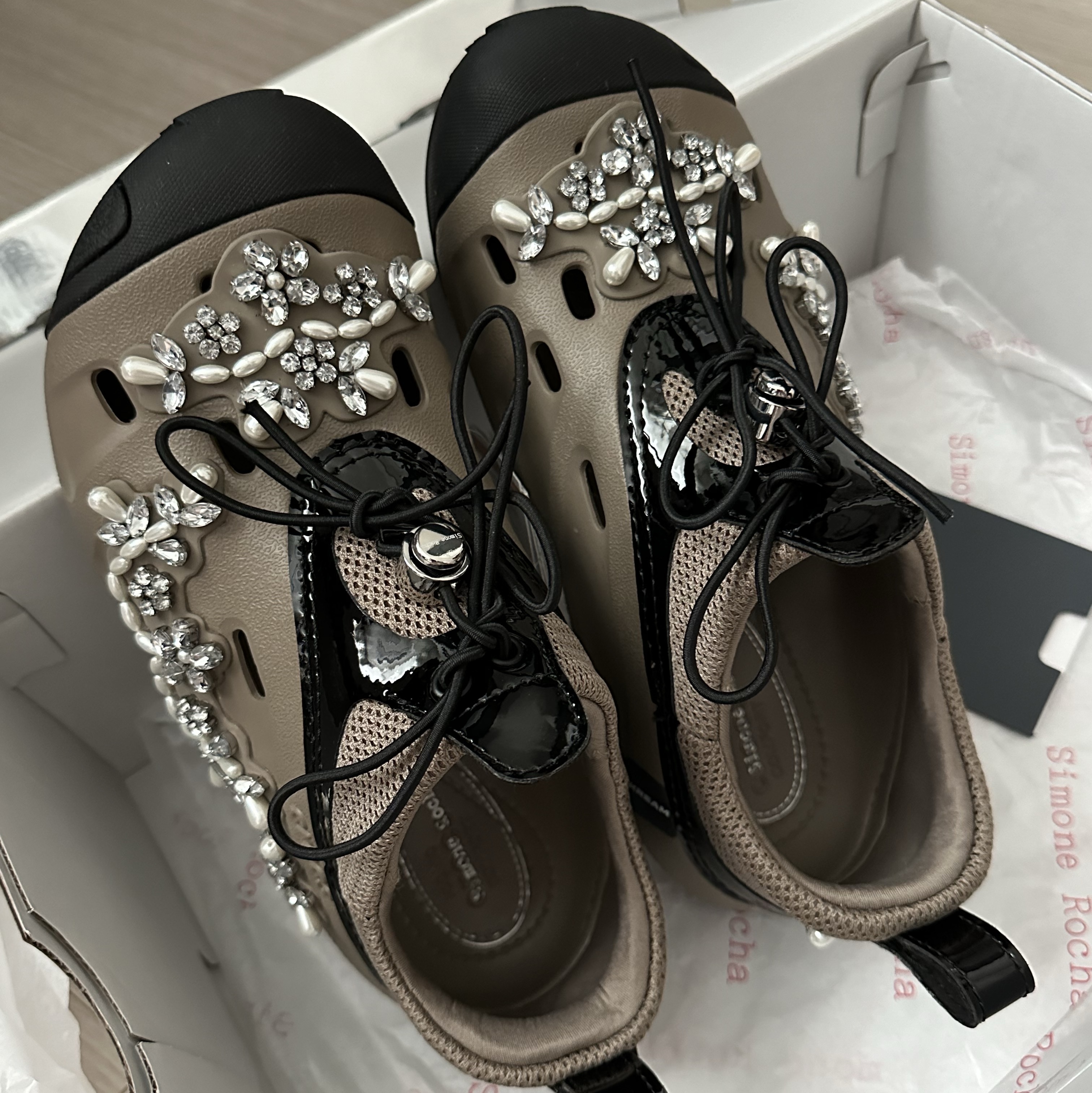 (W) Crocs x Simone Rocha Quick Trail Low Khaki 착용 스타일 - 1