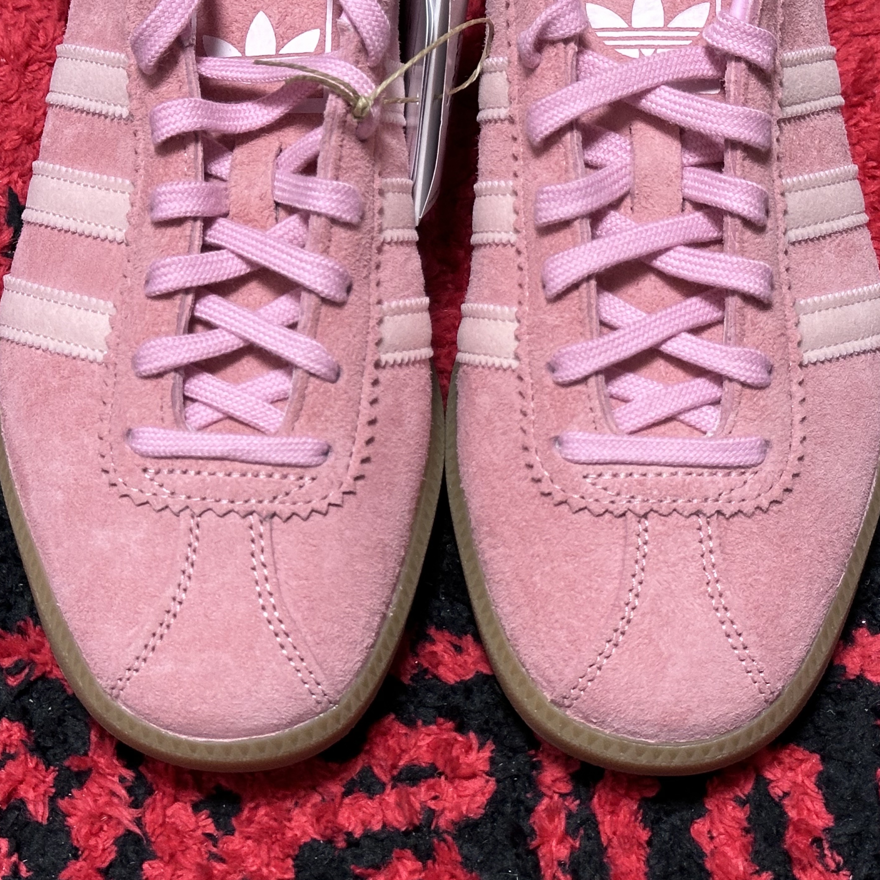 Adidas Bermuda Glow Pink 착용 스타일
