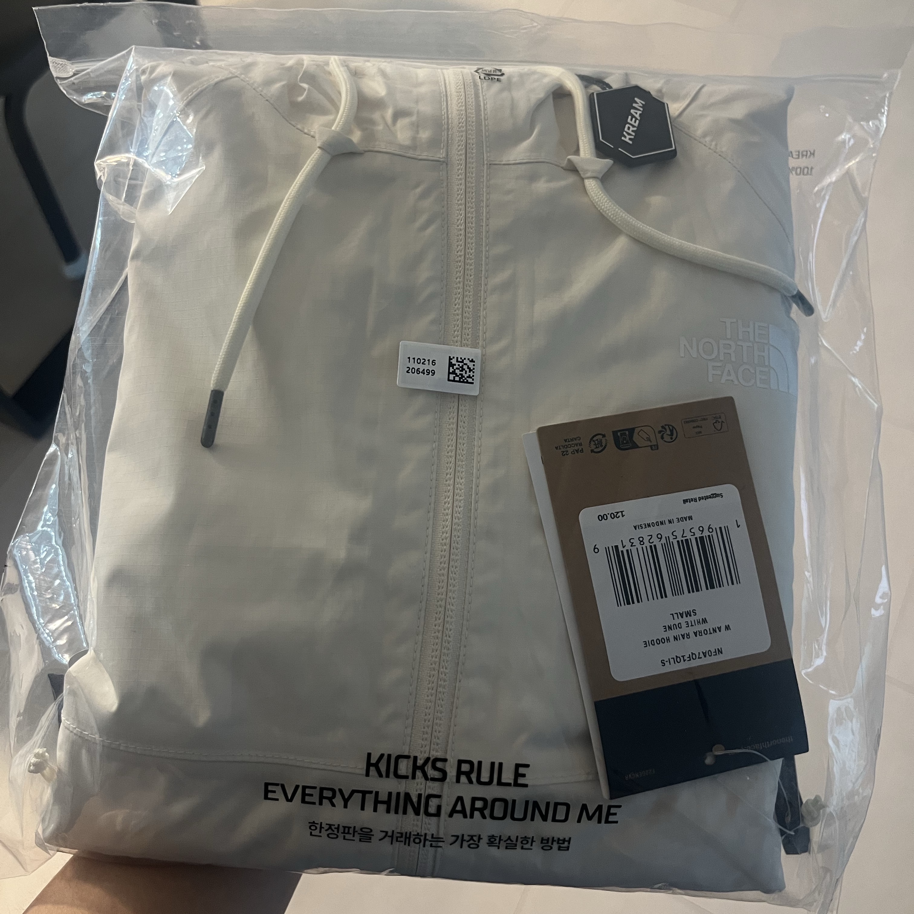 (W) The North Face Antora Rain Hoodie White Dune 착용 스타일 - 4