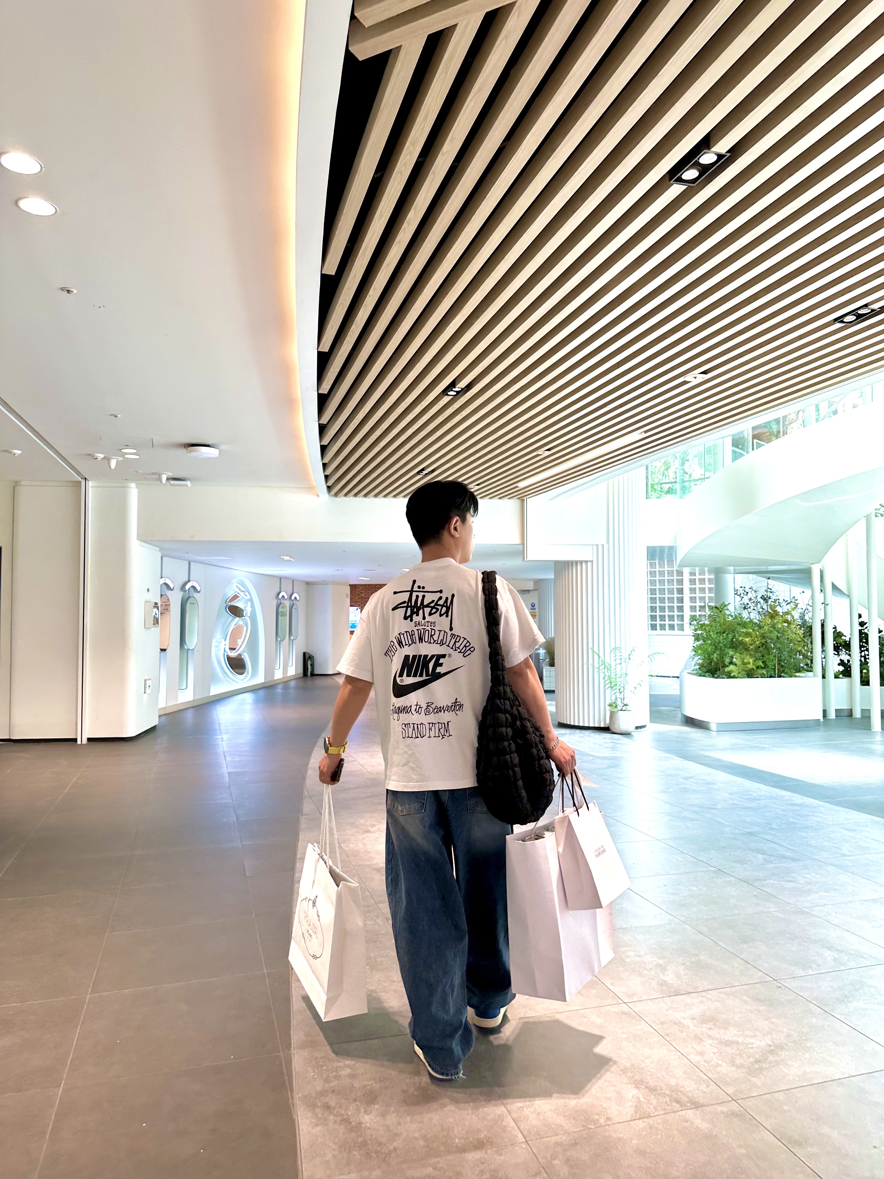 Nike x Stussy T-Shirt White (DV1774-100), COS Quilted Oversized Shoulder Bag Black 착용 스타일 - 2