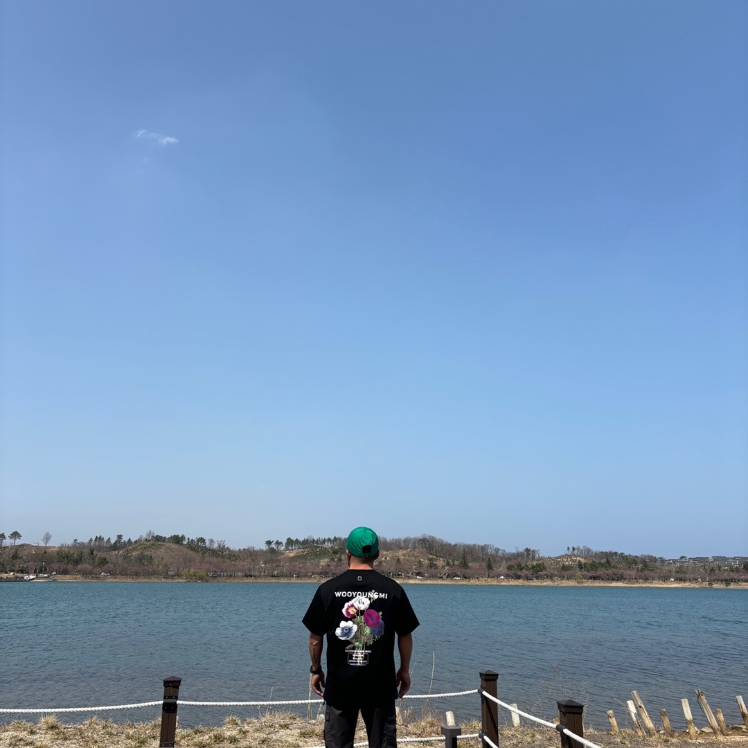 Wooyoungmi Flower Print Back Logo T-Shirt Black - 23FW 착용 스타일