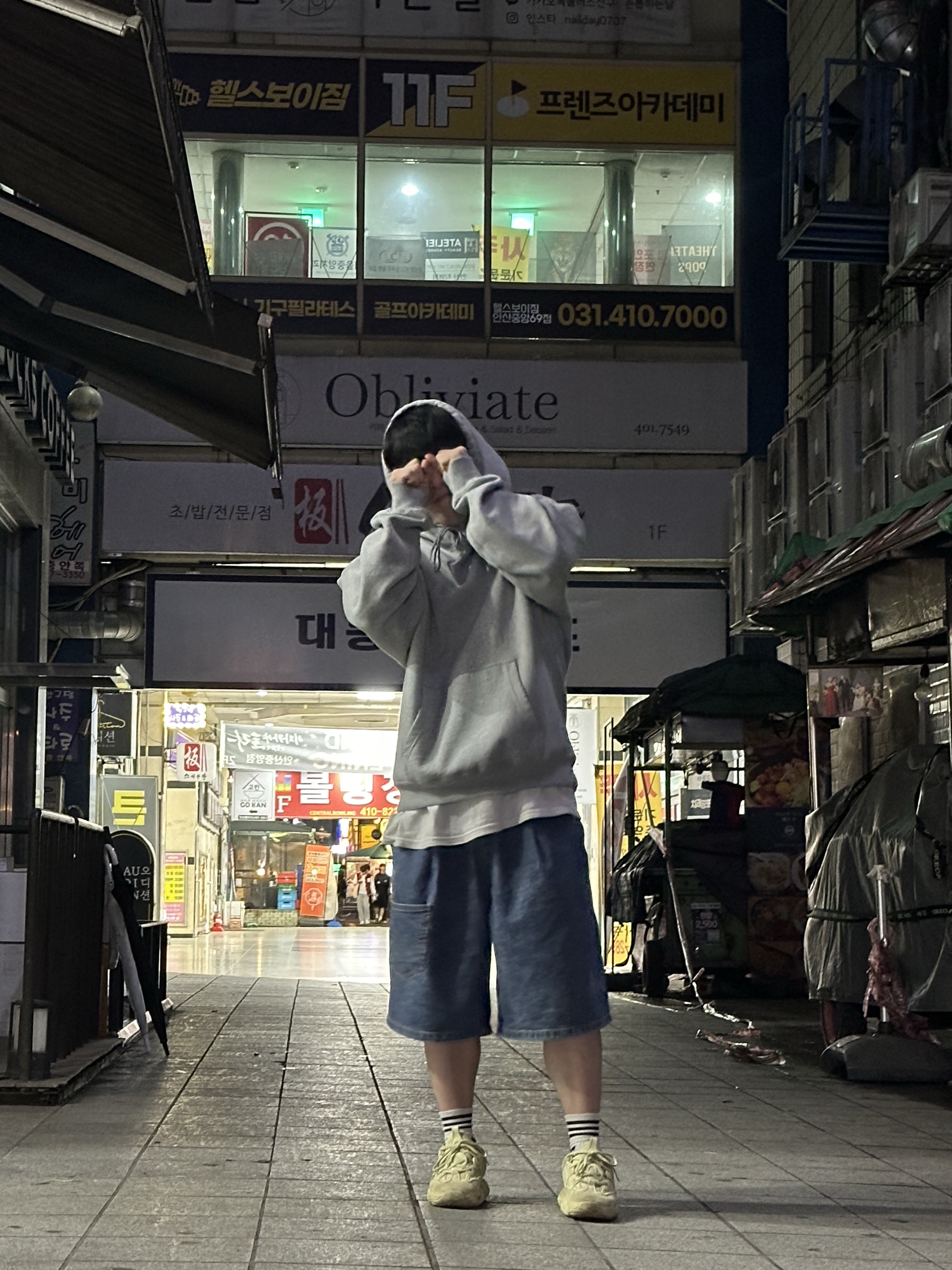 Nike x Stussy NRG RA Pullover Hoodie Dark Grey Heather (DJ9488-063), Adidas Yeezy 500 Super Moon Yellow 착용 스타일