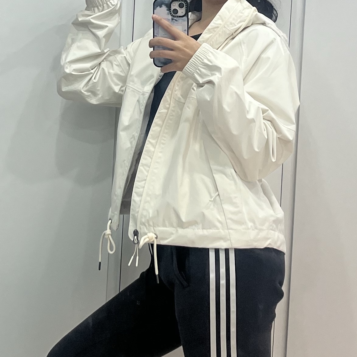 (W) The North Face Antora Rain Hoodie White Dune 착용 스타일 - 2