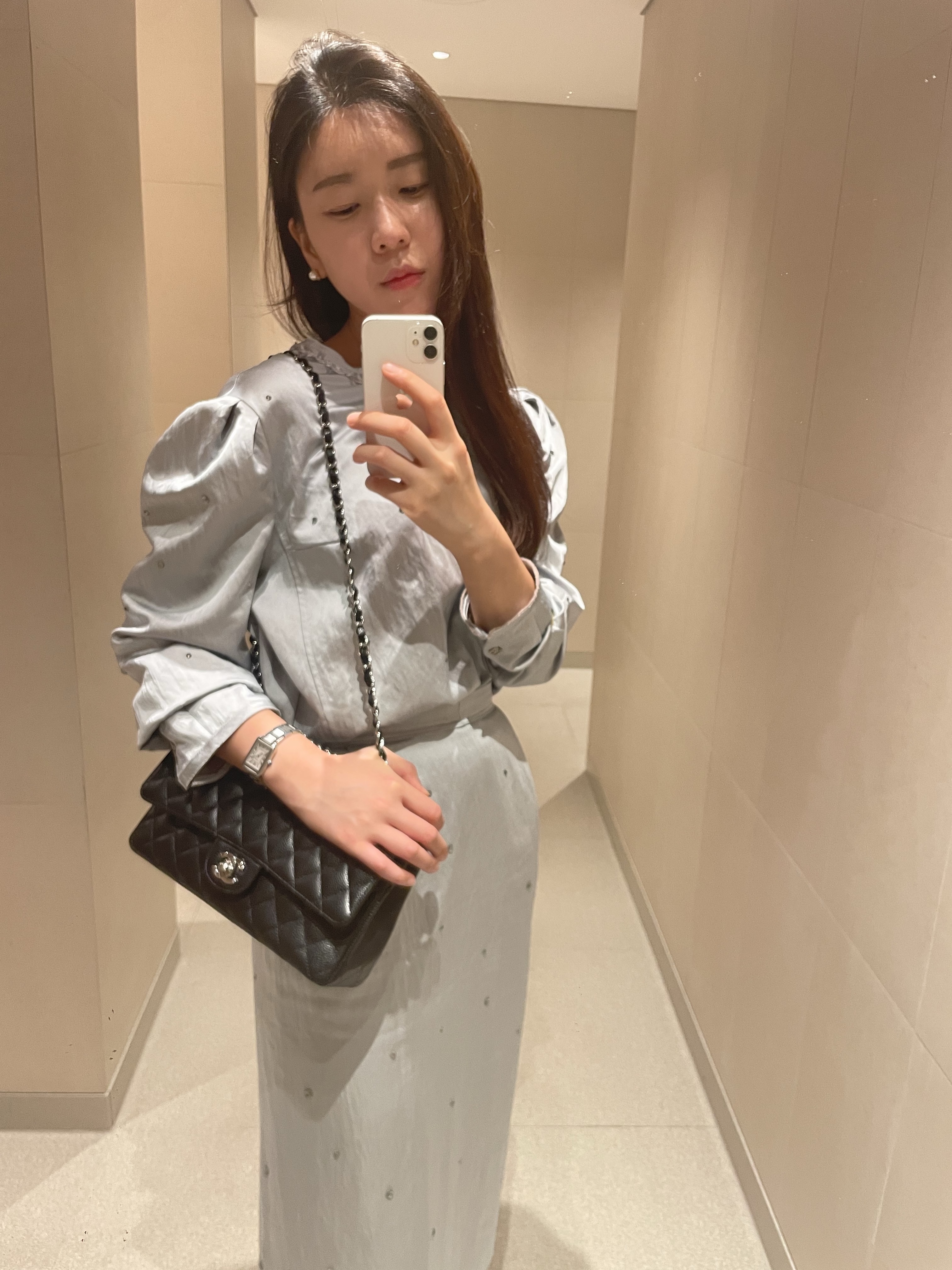 Chanel Medium Classic Handbag Grained Calfskin & Silver Black, (W) Jimmy Choo Love 85 Ivory Tulle Overlay Glitter Fabric Pumps Metallic Silver 착용 스타일