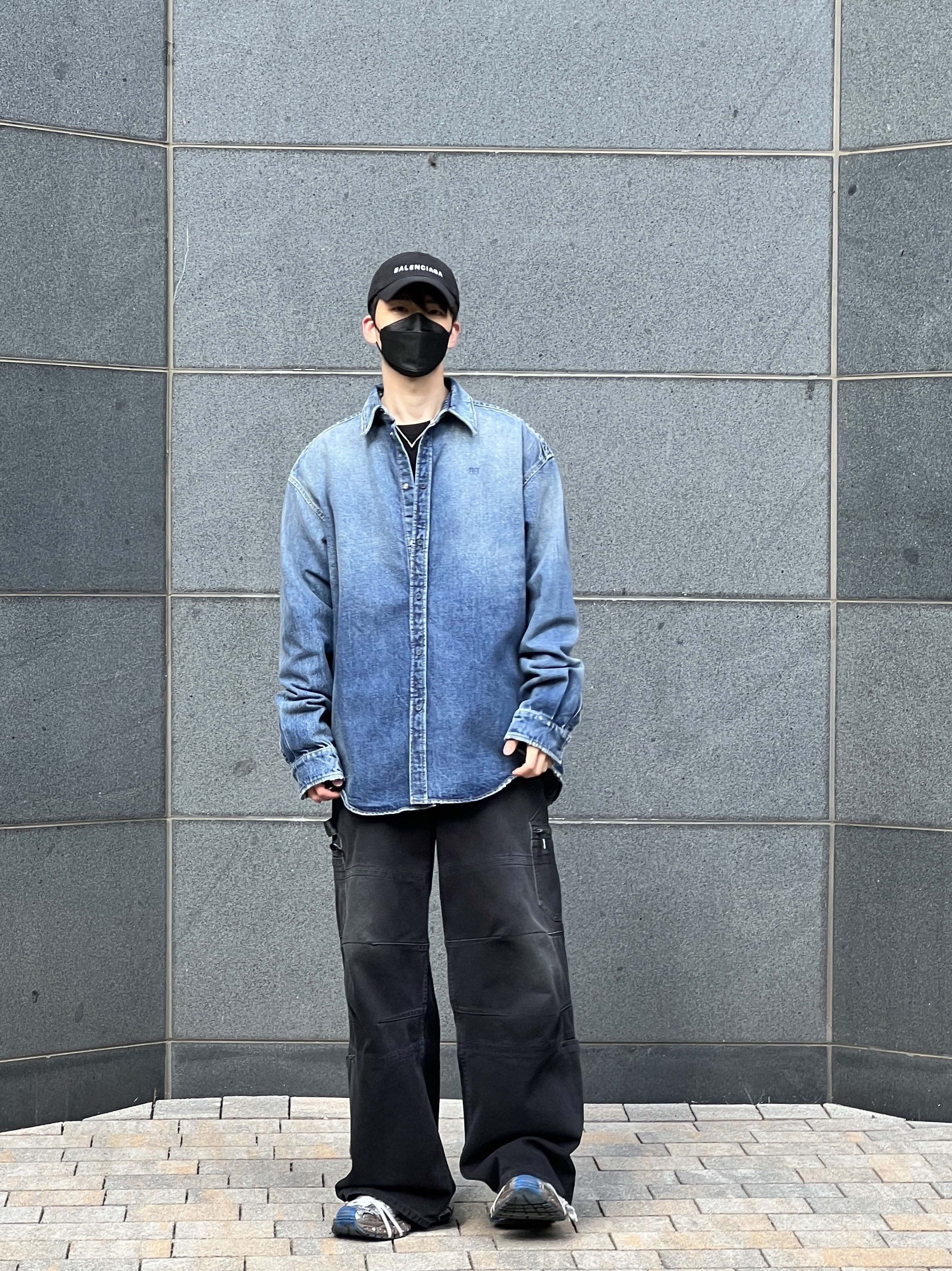 Balenciaga Cargo Pants Faded Black, Balenciaga 3XL Sneakers Worn Out Grey White Blue 착용 스타일
