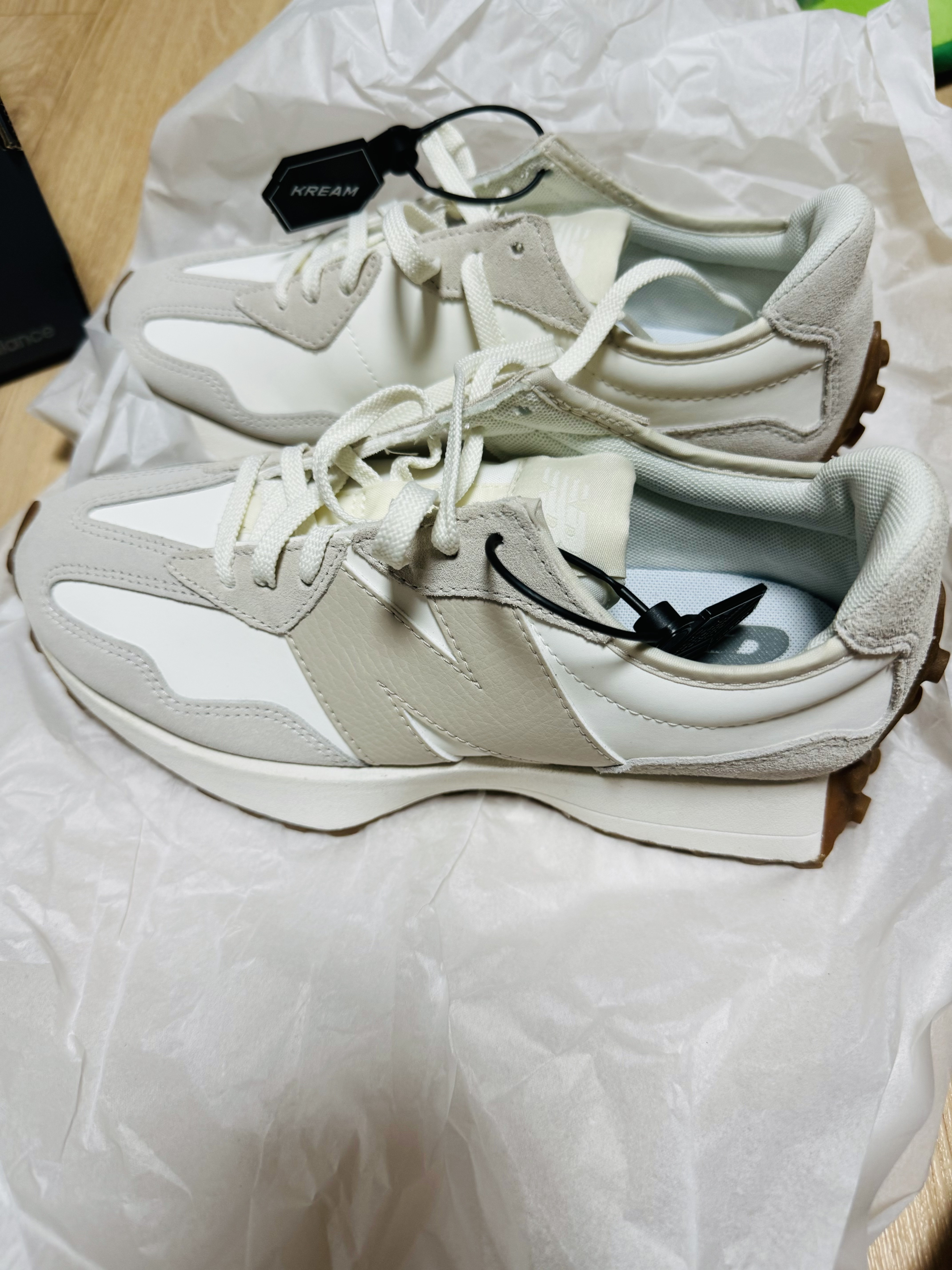 (W) New Balance 327 Moonbeam Timberwolf 착용 스타일